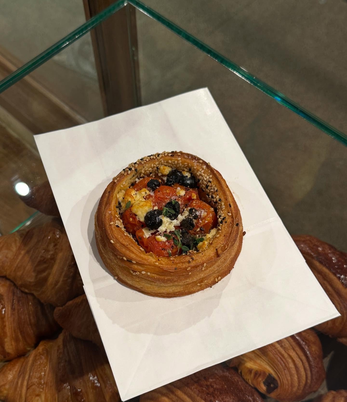 T&oacute;mat-Feta hefur veri&eth; ein af okkar mest seldu v&ouml;rum fr&aacute; opnun.

Croissant botn me&eth; sesame fr&aelig;jum 
Baka&eth;ir kirsuberjat&oacute;matar
Feta ostur
Svartar &oacute;l&iacute;fur
S&iacute;tr&oacute;nu timjan 

Hl&ouml;kk