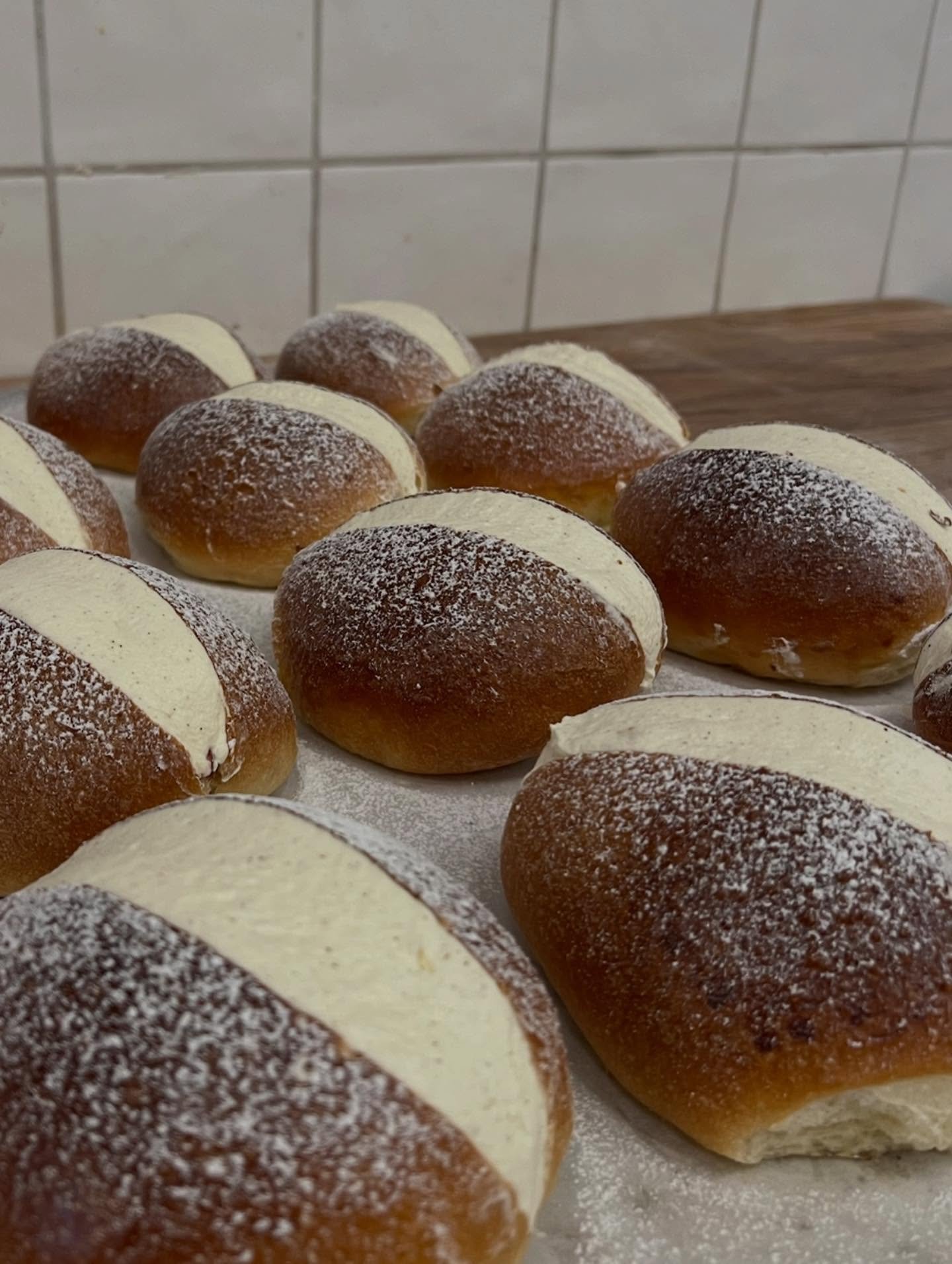 Vi&eth; erum svo sannarlega a&eth; detta &iacute; j&oacute;lag&iacute;rinn &aacute; Klapparst&iacute;gnum!🎅🎄

Kynnum til leiks:
Maritozzi me&eth; kirsuberja compote, ristu&eth;um m&ouml;ndlum og &thorn;eyttum vanillurj&oacute;ma.

&THORN;i&eth; meg