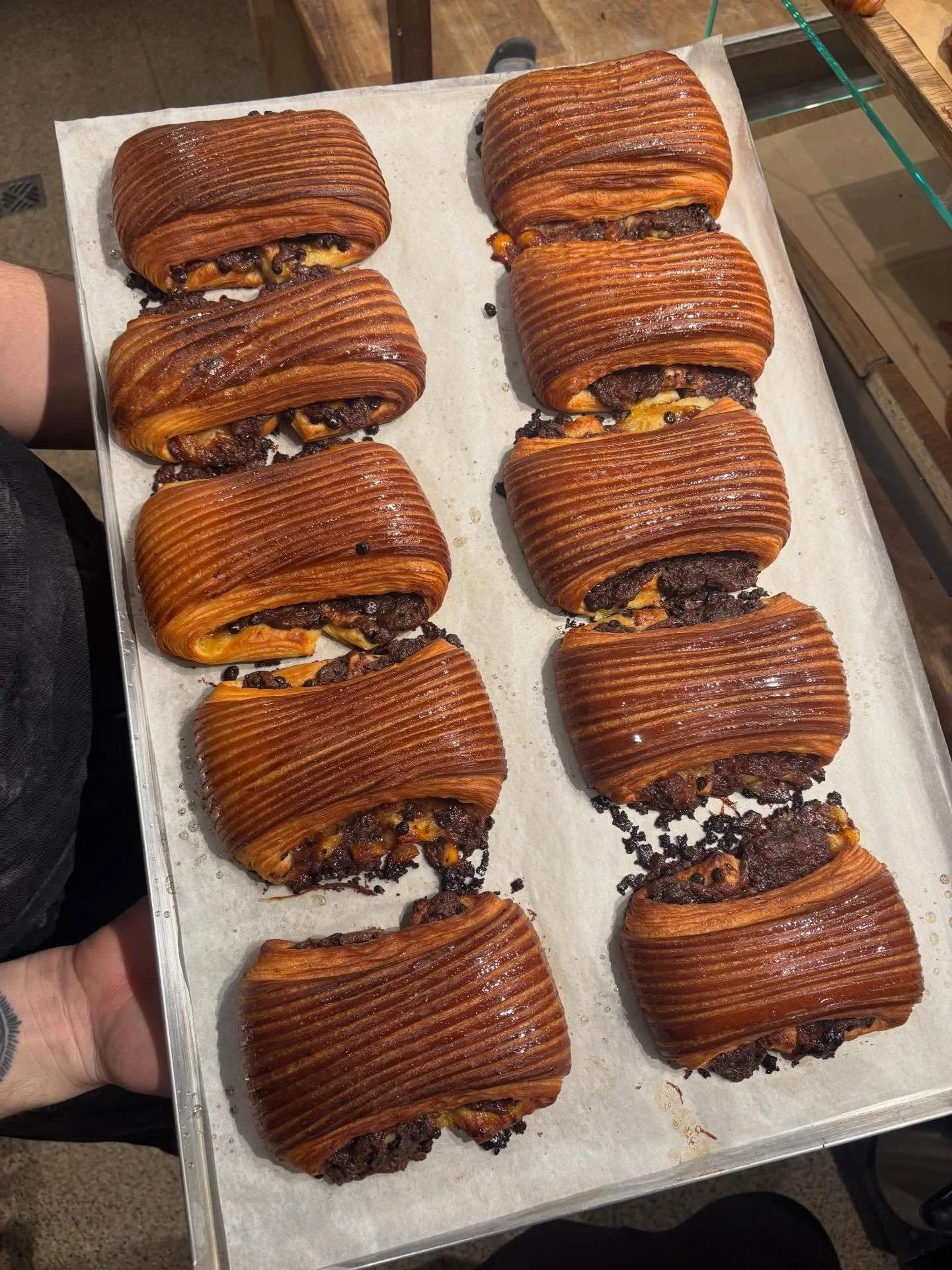 Vi&eth; erum me&eth; allt kl&aacute;rt fyrir a&eth;ventuna ykkar!

J&oacute;la pain suisse me&eth; appels&iacute;nu og s&uacute;kkula&eth;i fyllingu komi&eth; &iacute; hillurnar og j&oacute;lat&oacute;nlistin l&iacute;ka komin &iacute; gr&aelig;jurna