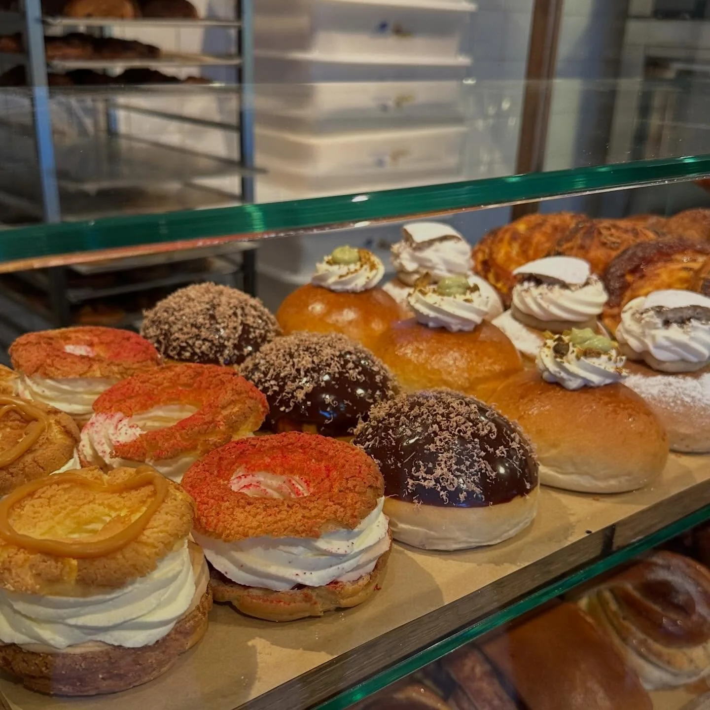 Bollurnar eru m&aelig;ttar &iacute; hillurnar!

Ef &thorn;i&eth; gleymdu&eth; a&eth; taka fr&aacute;, engar &aacute;hyggjur, vi&eth; erum a&eth; gera helling af bollum aukalega &iacute; dag og alveg fram &aacute; bolludag, svo endilega k&iacute;ki&et