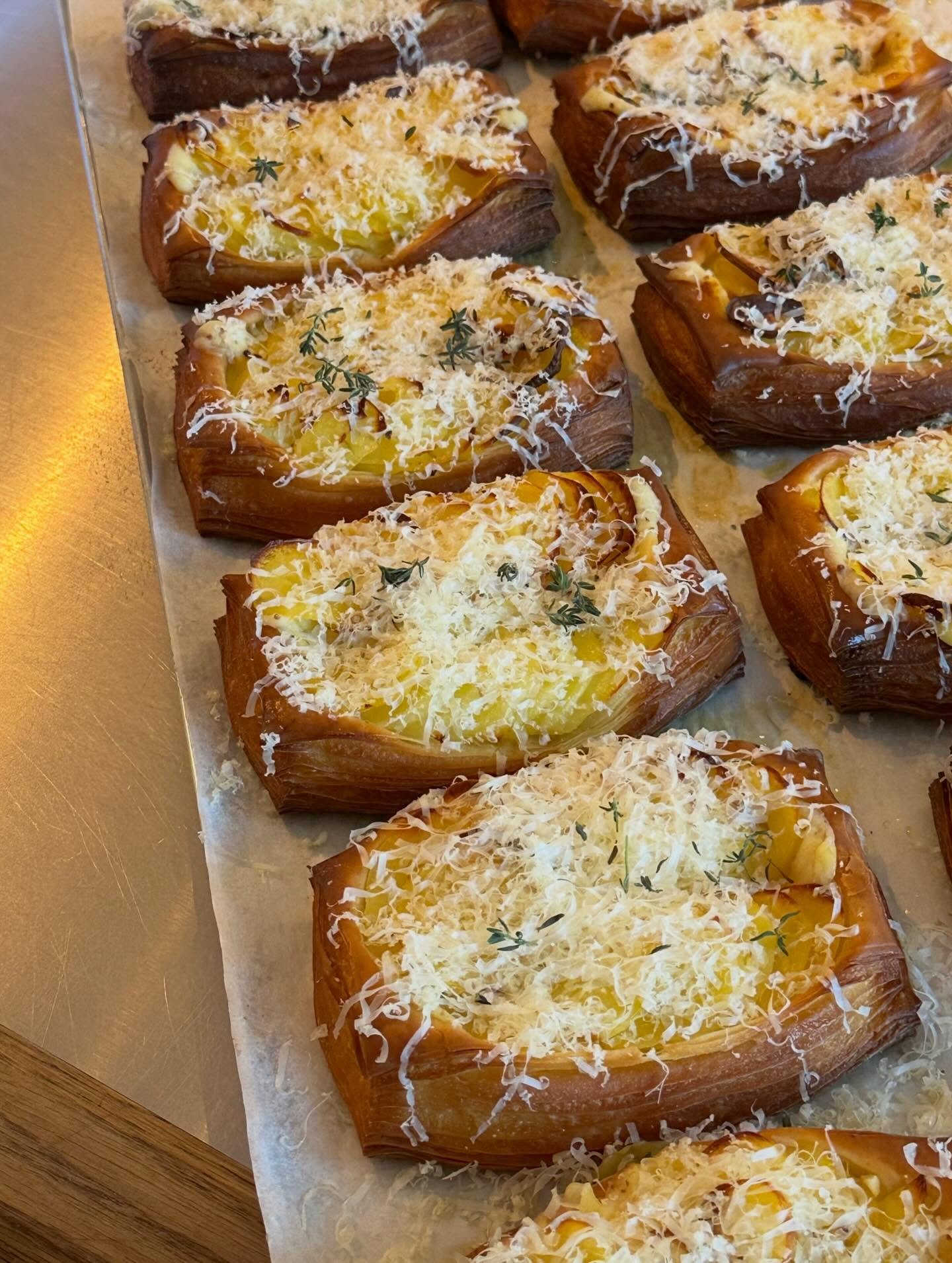 Eftir fj&ouml;lda fyrirspurna um meira savoury h&ouml;fum vi&eth; svara&eth; kallinu!

Kart&ouml;flu-Bechamel croissant🥔

Croissant botn
Dijon-Bechamel
Kart&ouml;flur
Pikklu&eth; sinnepsfr&aelig; 
Timjan og rifinn Feykir &aacute; toppinn

&Iacute; b