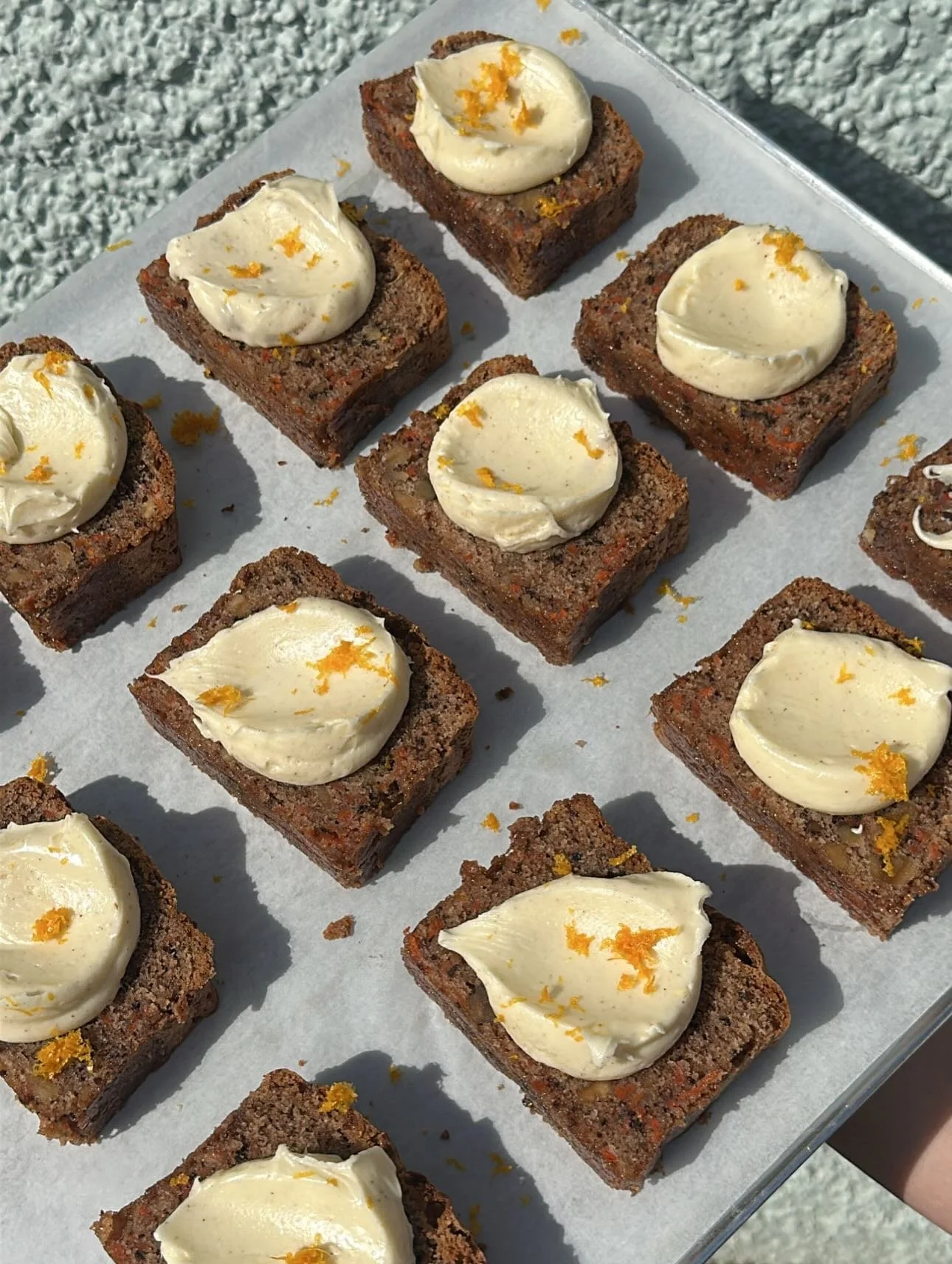 GULR&Oacute;TARKAKA🥕

Vi&eth; h&ouml;fum t&iacute;mabundi&eth; sett s&iacute;tr&oacute;nuk&ouml;kuna &iacute; fr&iacute; og ger&eth;um &iacute; sta&eth;in gulr&oacute;tark&ouml;ku.
Kakan sj&aacute;lf er &thorn;a&eth; mj&uacute;k a&eth; h&uacute;n br