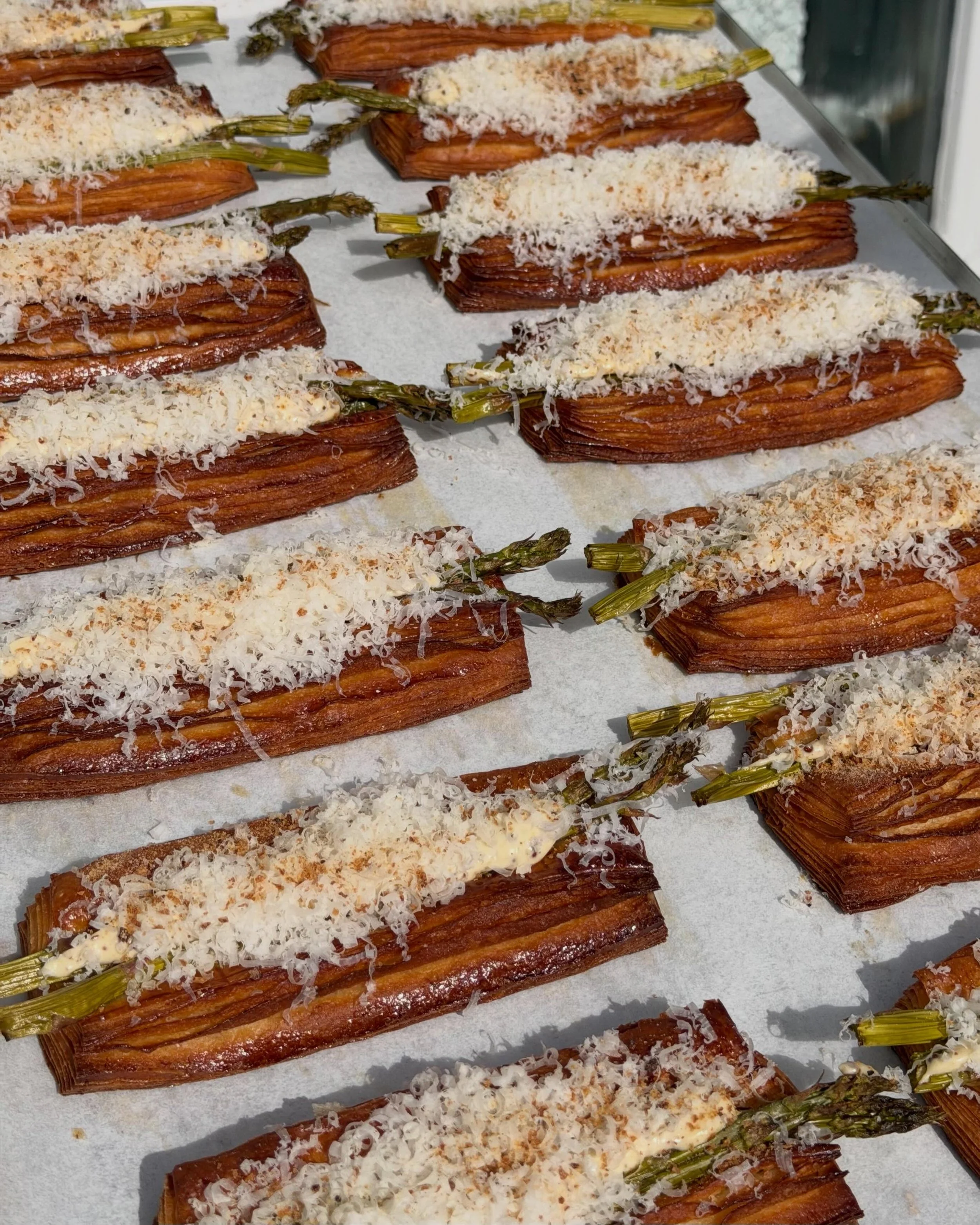 Asparagus season is here!

Eins og einhverjir hafa teki&eth; eftir settum vi&eth; kart&ouml;flu-Bechamel &iacute; sm&aacute; p&aacute;su, en h&ouml;fum &iacute; sta&eth;inn gert aspas croissant.

-Aspas
-Dijon Mayo
-Parmigiano Reggiano
-Brau&eth;rasp