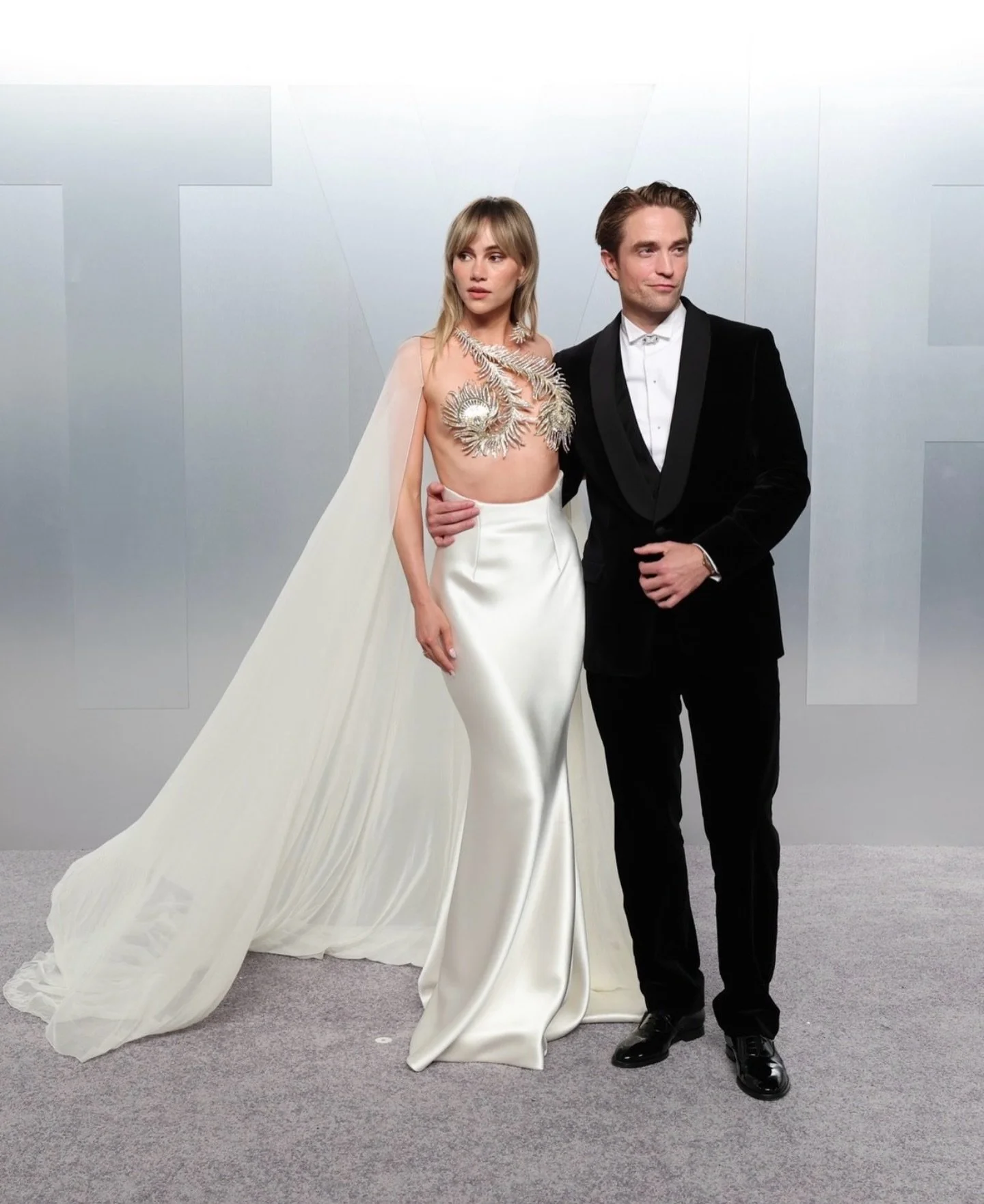 Suki &amp; Robert 🤍
Skin Prep for Vanity Fair Oscar&rsquo;s Party 
#robertpattinson #sukiwaterhouse #vanityfairoscarparty #eventreadyskincare