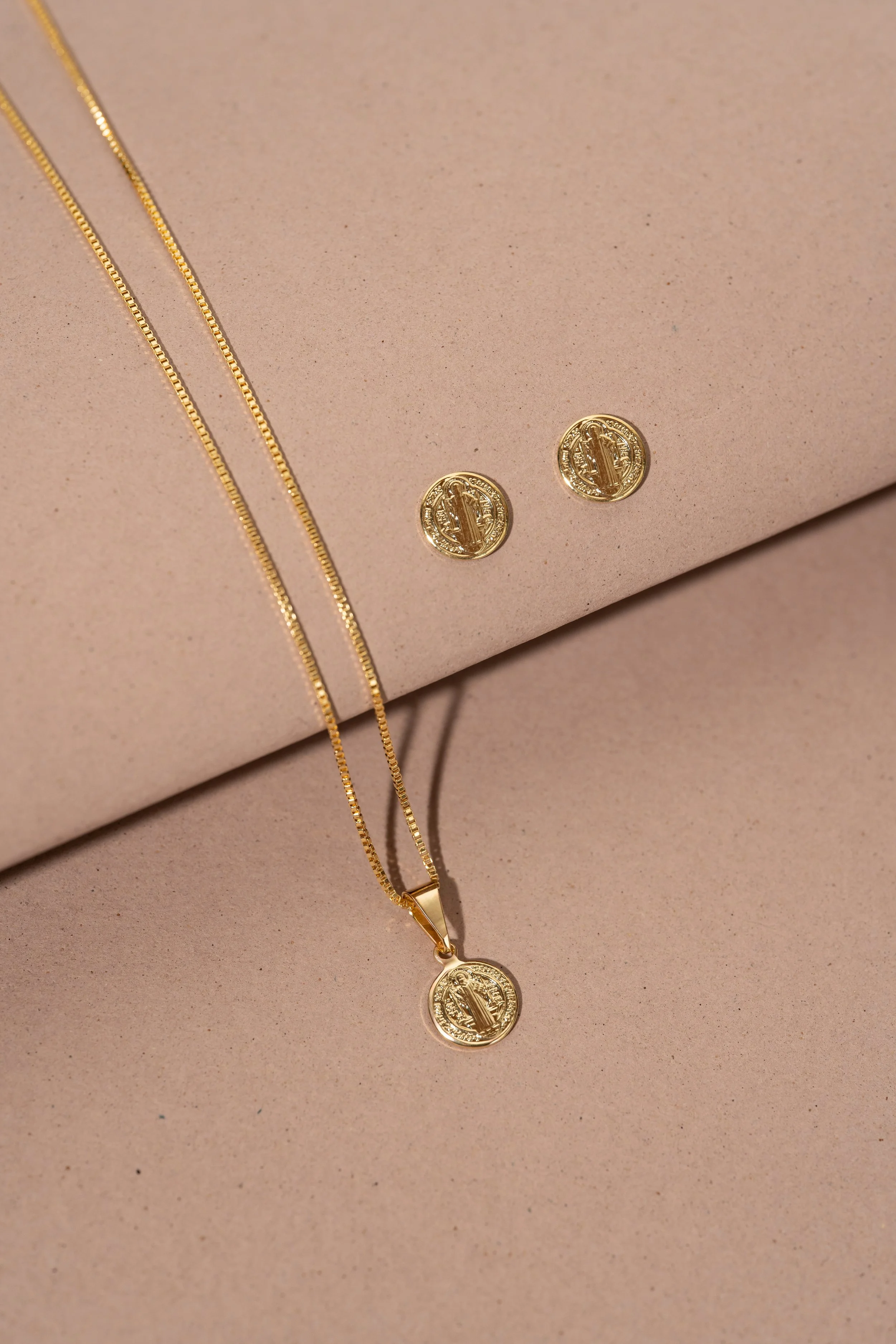 Conjunto Cadena con Dije  + Aretes San Benito en Oro Laminado 18k