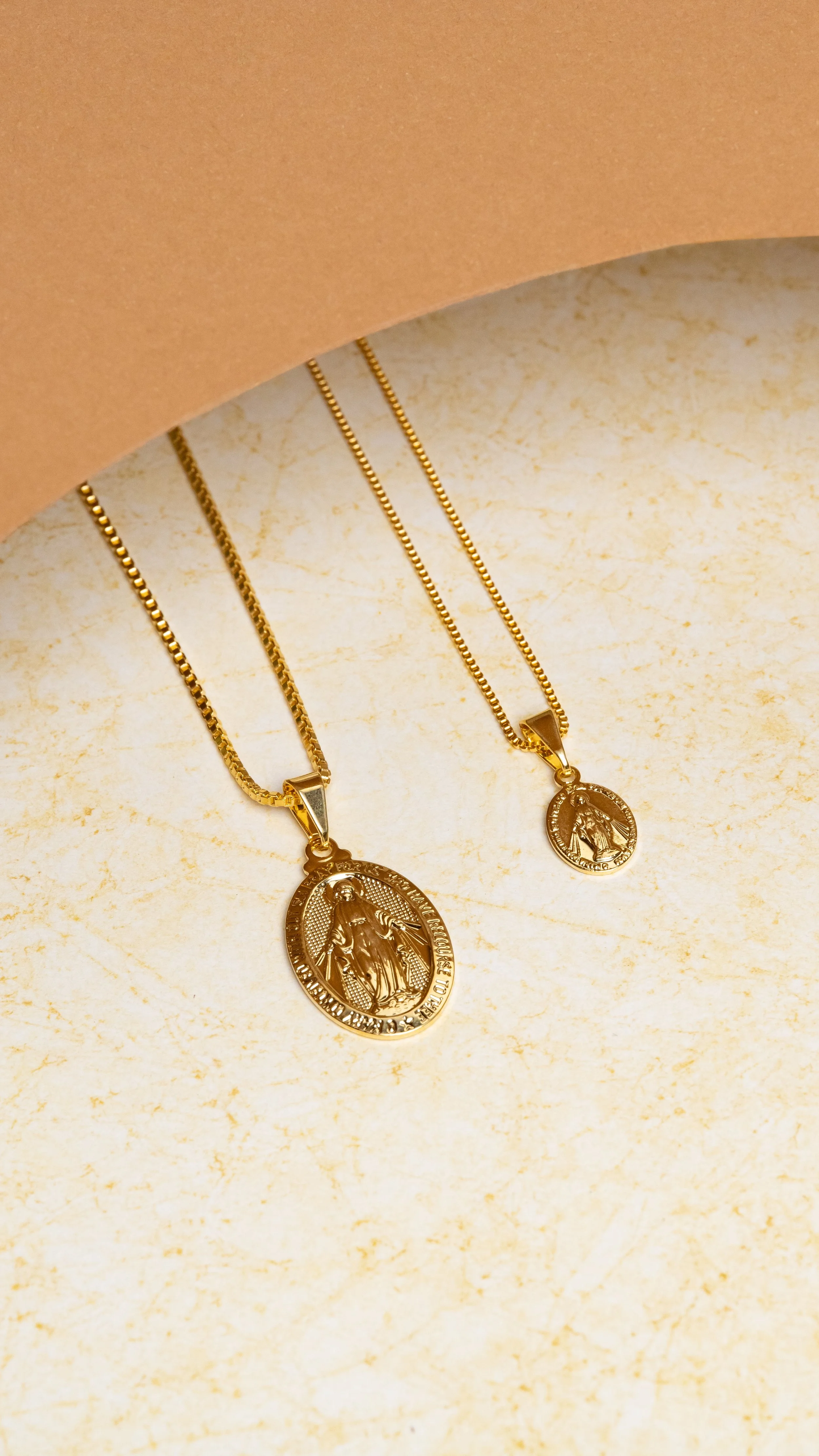 Conjunto Cadenas Veneciana + Dijes Milagrosa en Oro laminado 18k Para Pareja