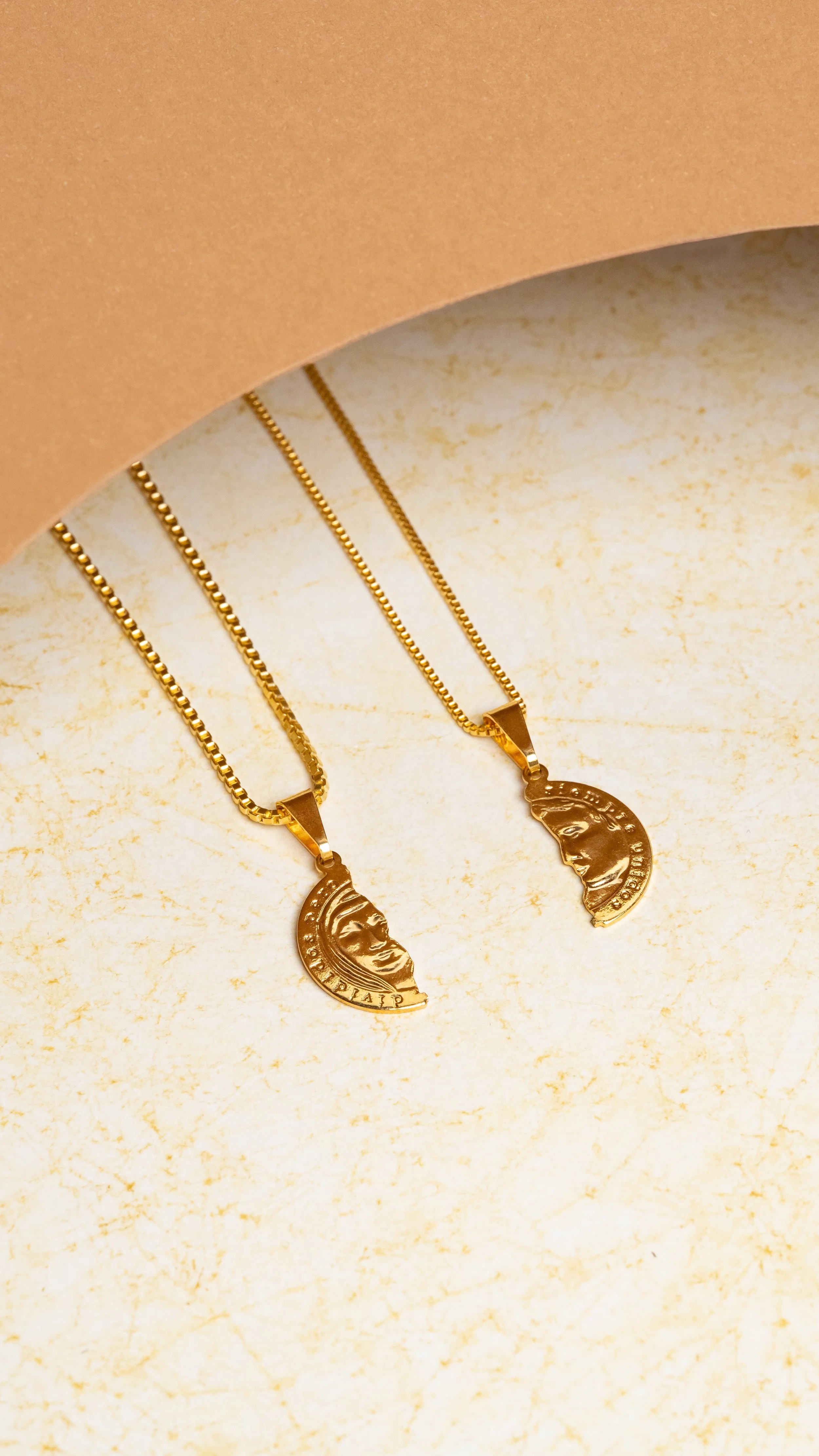 Conjunto Cadenas Veneciana + Dijes Moneda en Oro laminado 18k Para Pareja