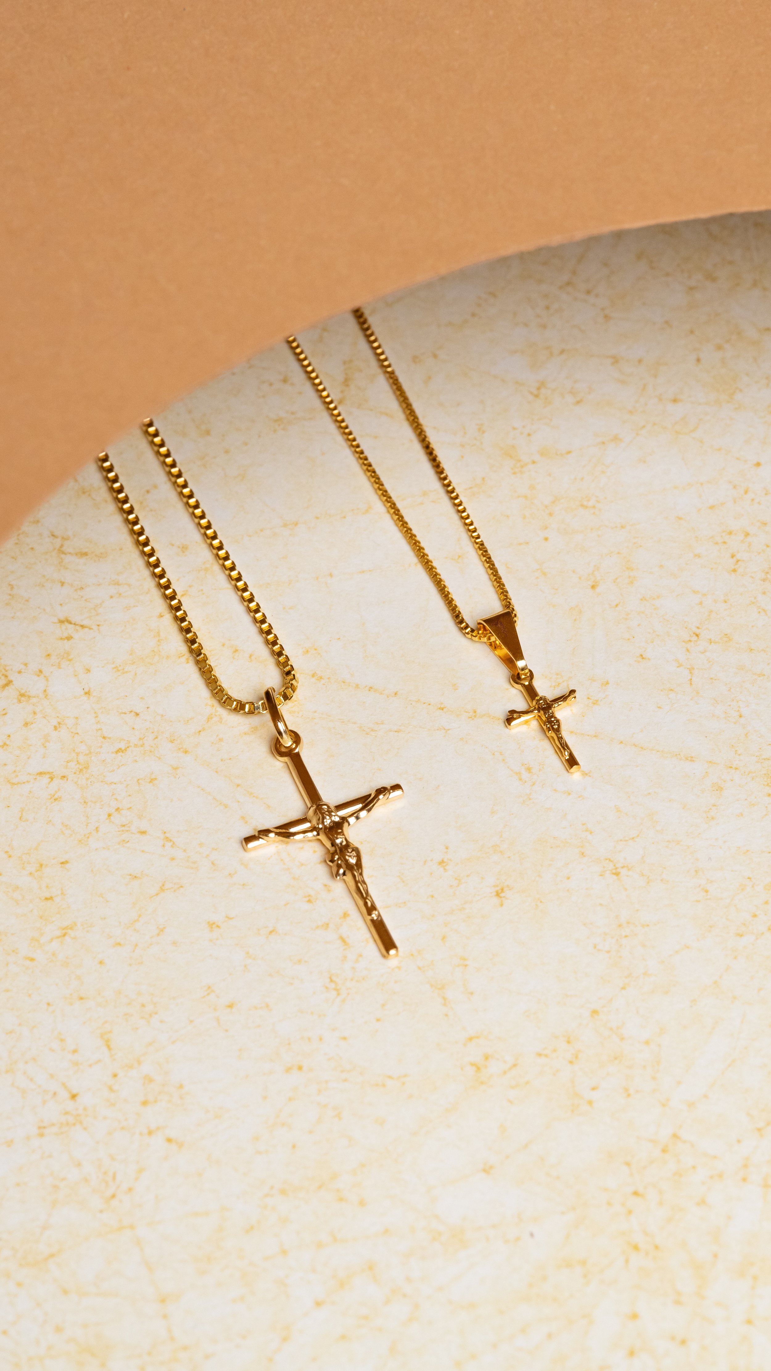 Conjunto Cadenas Veneciana + Dijes Cristo Esbelto en Oro laminado 18k Para Pareja