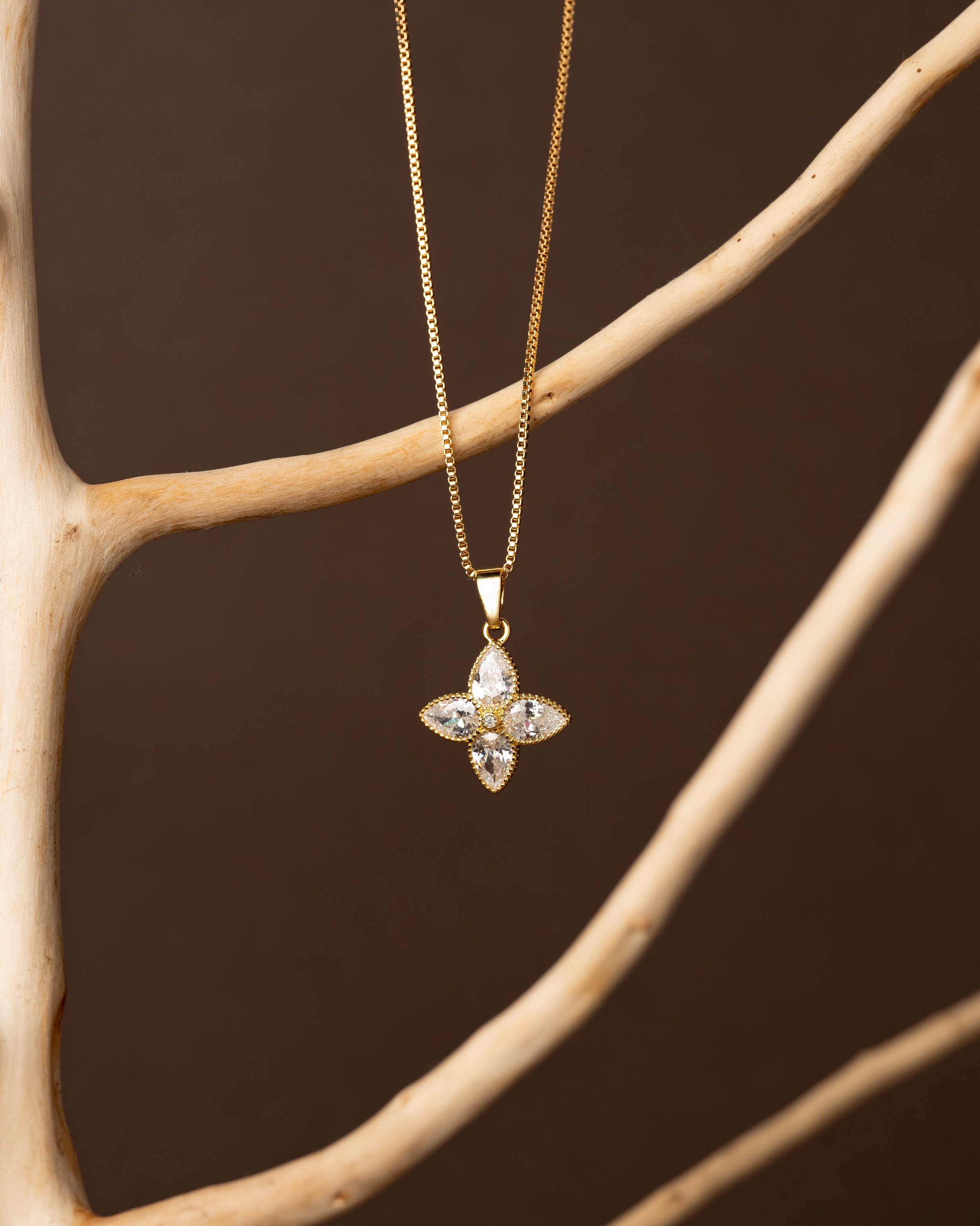 Cadena Veneciana 45 cm con Dije Fleur Royal en Oro Laminado 18k