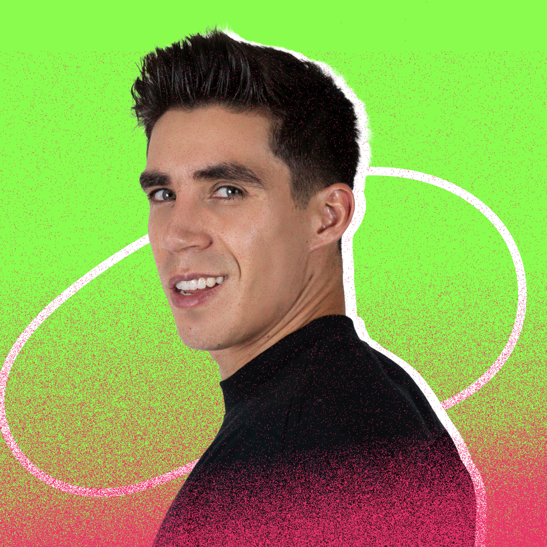 Retrato de un daniel corral  atleta olímpico sonriendo levemente con fondo de colores verdes y rosas con líneas blancas.