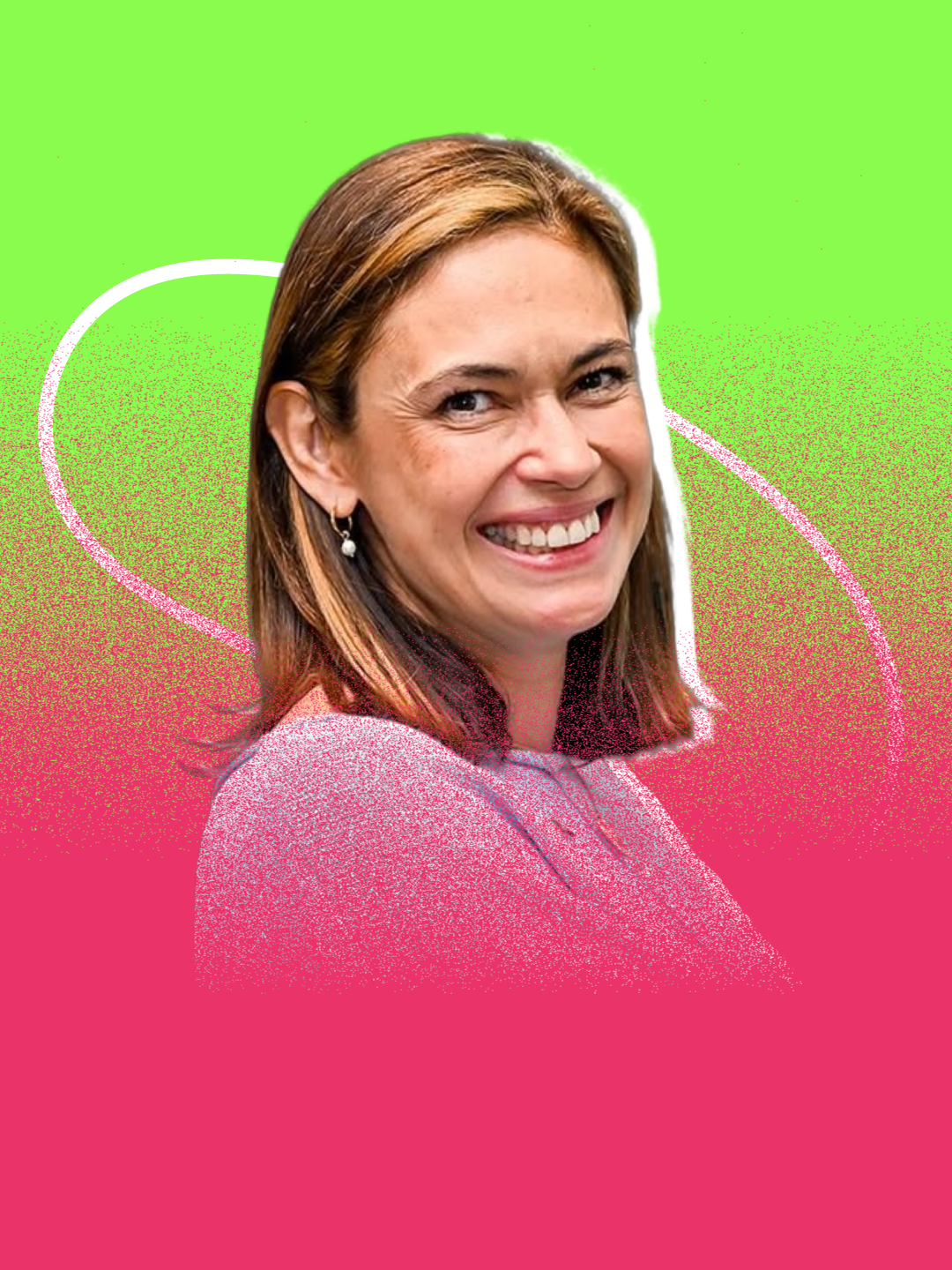 Retrato de una mujer sonriendo con fondo de colores verdes y rosas.