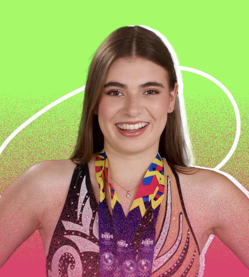 Joven mujer sonriendo con medallas en el cuello y vestido deportivo de diseño colorido, fondo verde con formas blancas.