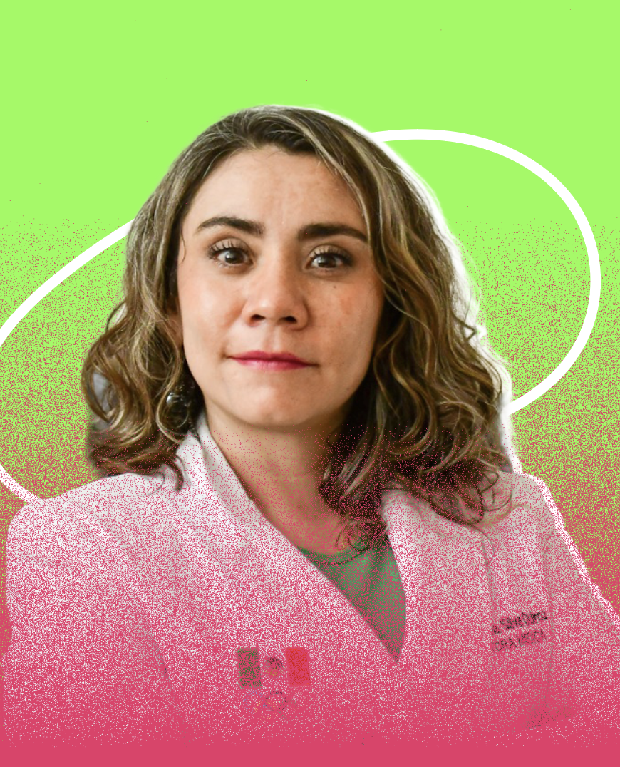 Retrato de una mujer con cabello rizado y ojos claros, vestida con uniforme rosado y fondo verde con diseños blancos