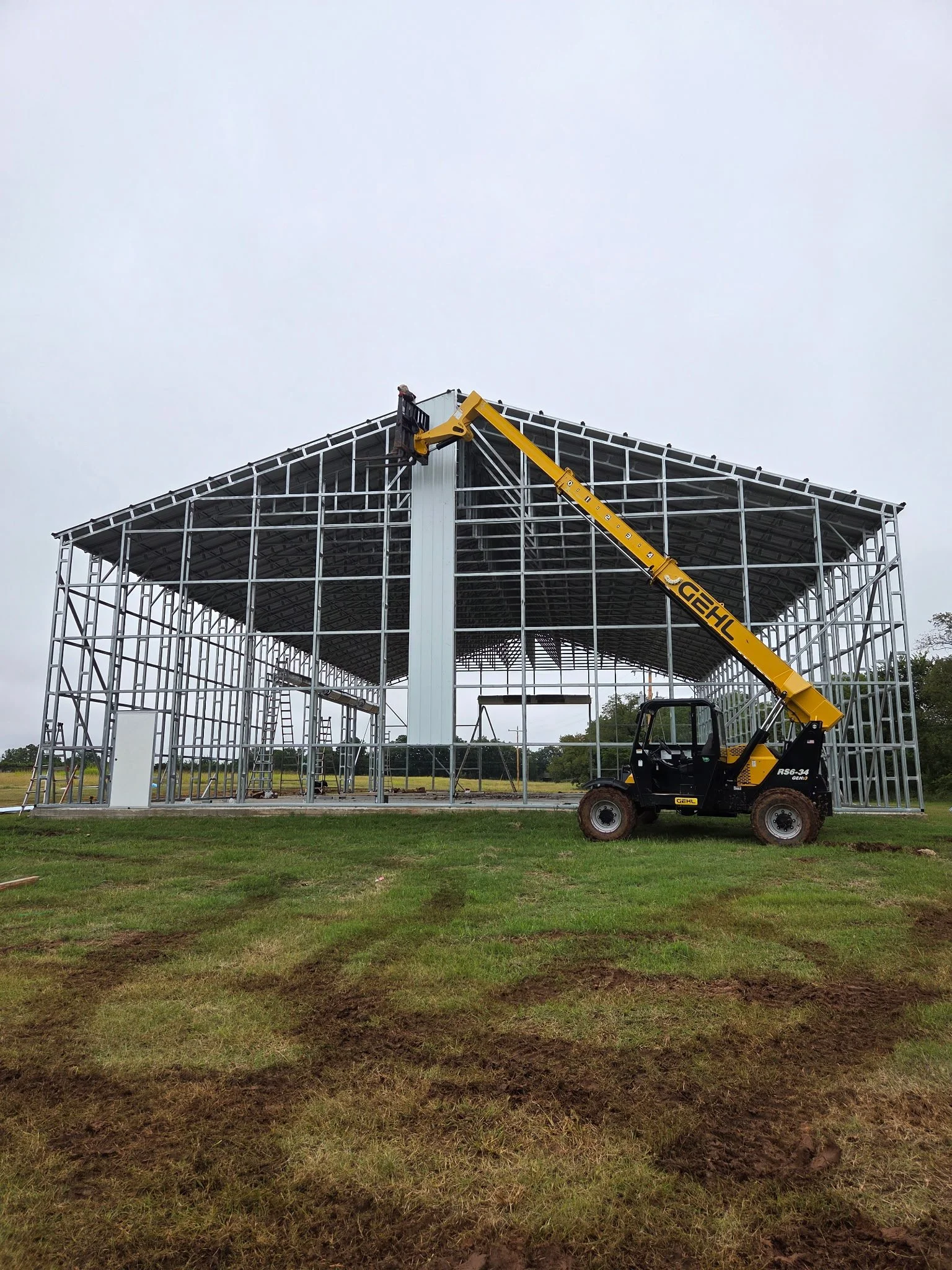 Construction of a large commercial metal building frame 