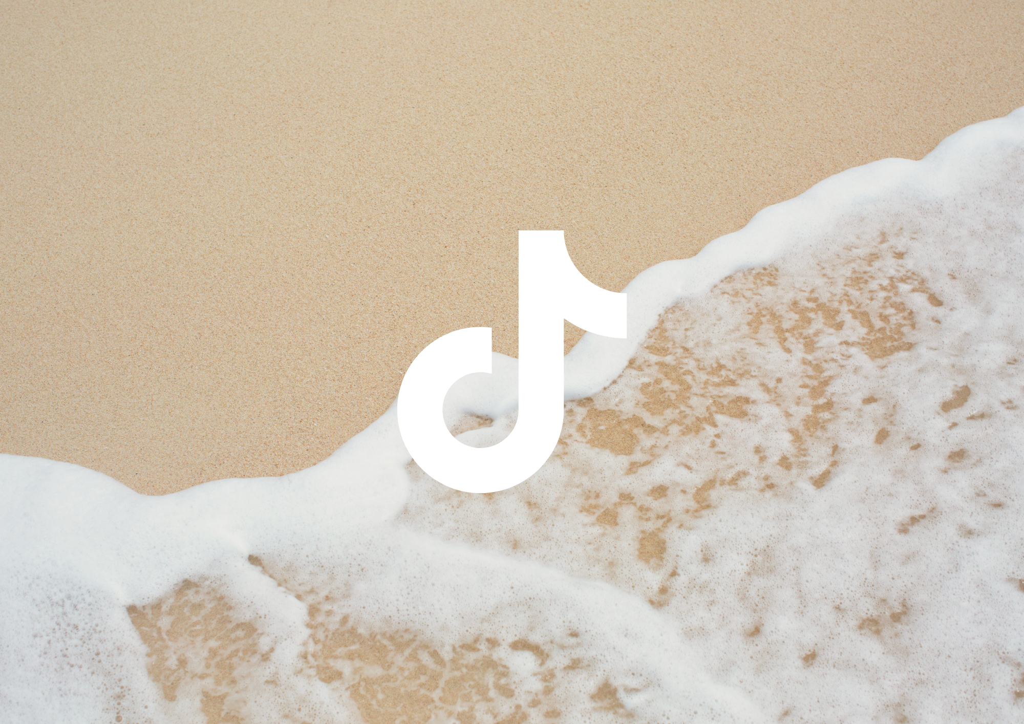 Areia e espuma de água do mar na praia vista de cima, com o logotipo do TikTok sobreposto.
