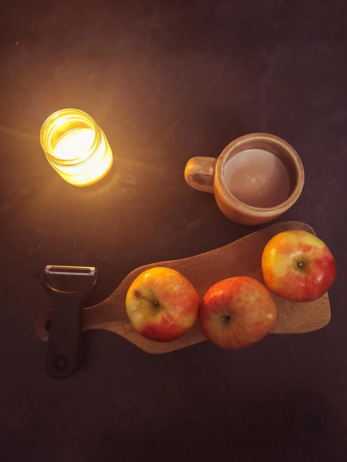 Anyone else have a sick Christmas? 🙋🏻&zwj;♀️Today was a cozy early morning of making some quick stewed apples for my son. Low light and candles are my fav for when it&rsquo;s still dark out to help support our circadian rhythm! We loved stewed appl