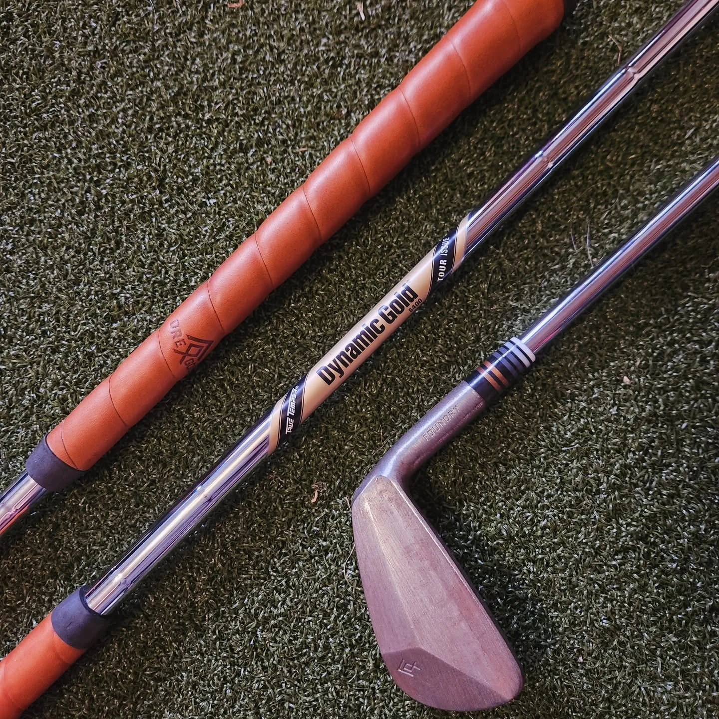 A marriage of classic style and materials with modern tech and precision. It was meant to be.
#golf #golfblades #leathercraft #truetemper #dynamicgold