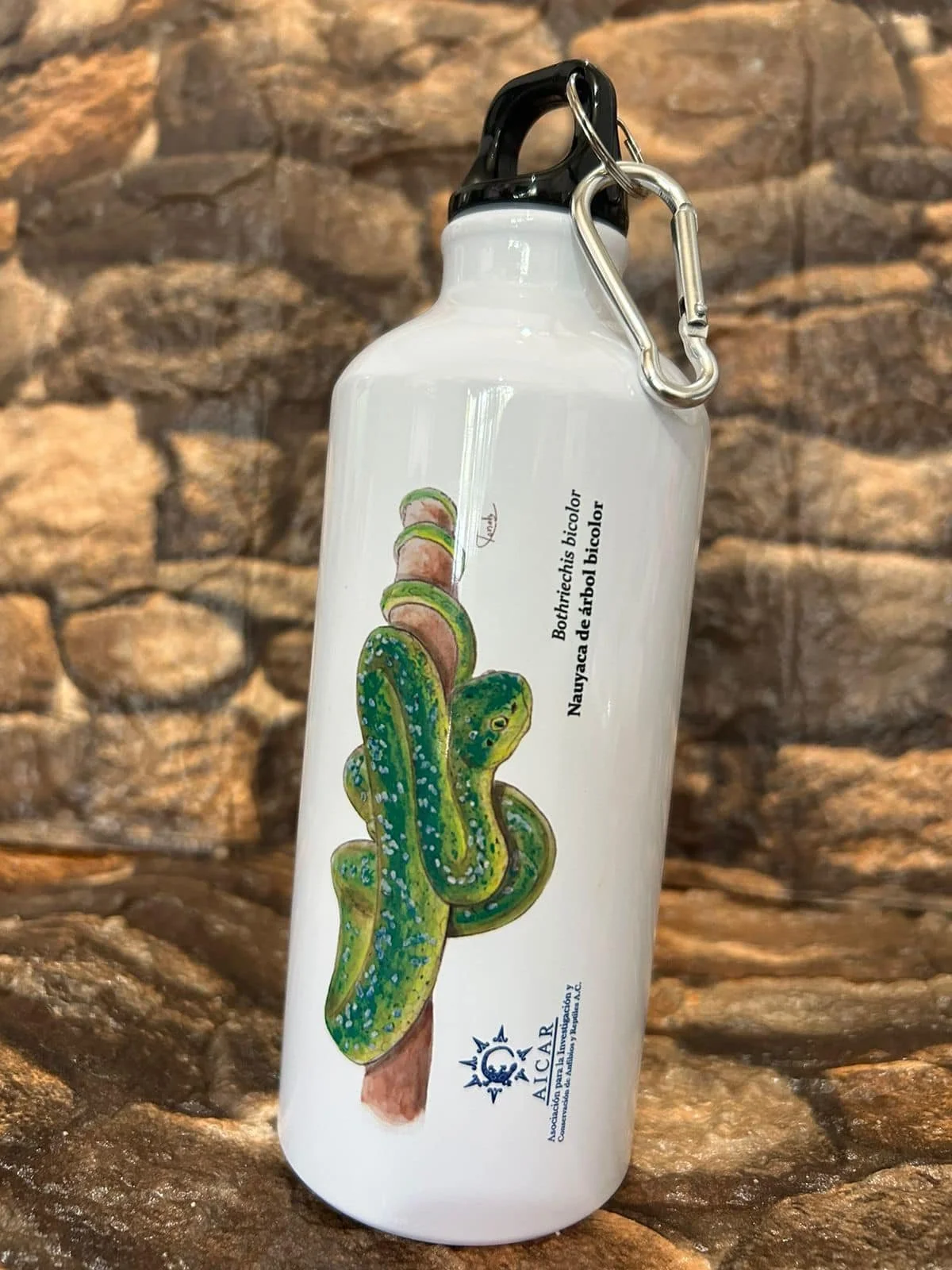 Botella blanca con ilustración de un nopal y una rama de árbol bicólor, y texto en español.