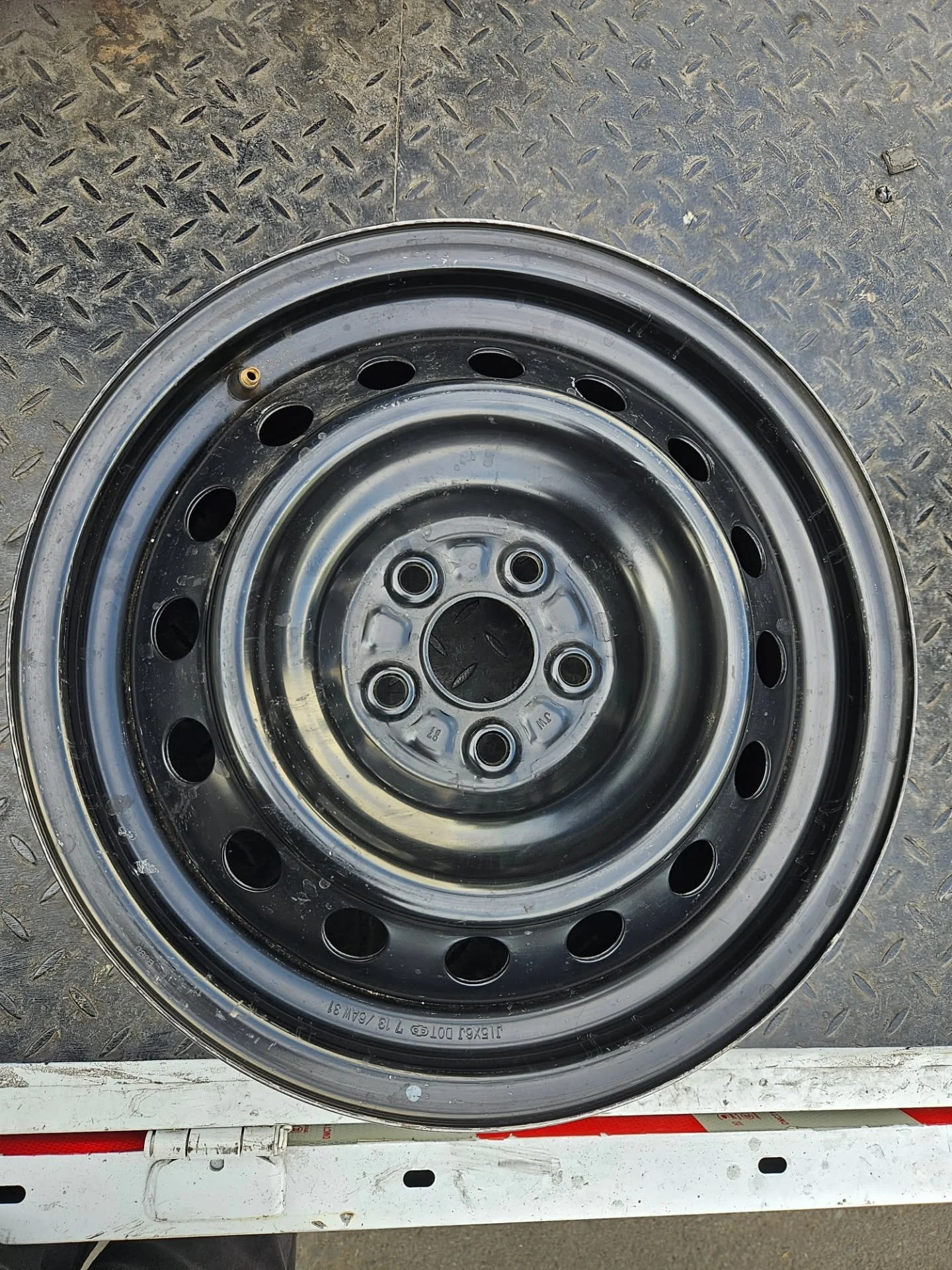 Venta de llanta de fierro aro 15" para TOYOTA Corolla 2012. 🚘

Cliente sufre impacto en veh&iacute;culo mientras se encontraba estacionado sin ocupantes, su llanta qued&oacute; totalmente deformada. 🚨

- Montaje + Llanta + V&aacute;lvula nueva