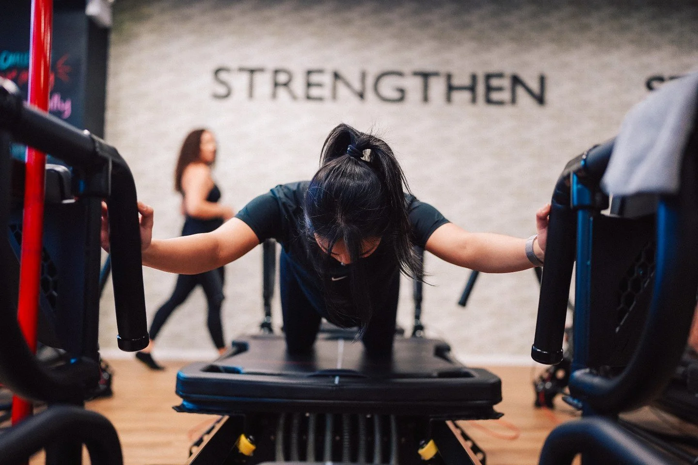 ✨🌃 In a city that rushes, we step into the studio and choose to move slow and with intention. 

Focused. Grounded. Strong.

#strengthtraining #lagreefitness #wellness