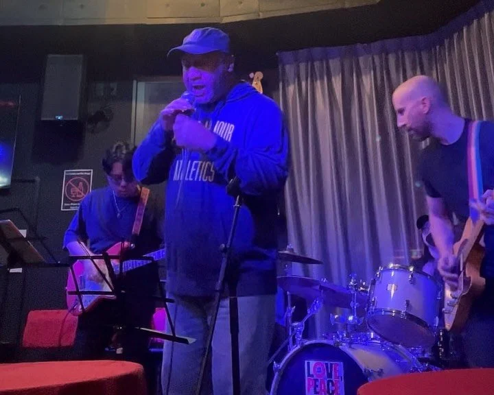 Some more 🎸 🍜 from the amazing jam with @kenji_narumi_guitar @rihodr8 @midasbass and Bert @lovepeaceandsoullivecafe in Tokyo 🇯🇵 

Such incredible, talented, kind humans!

☮️ ❤️ 🎶