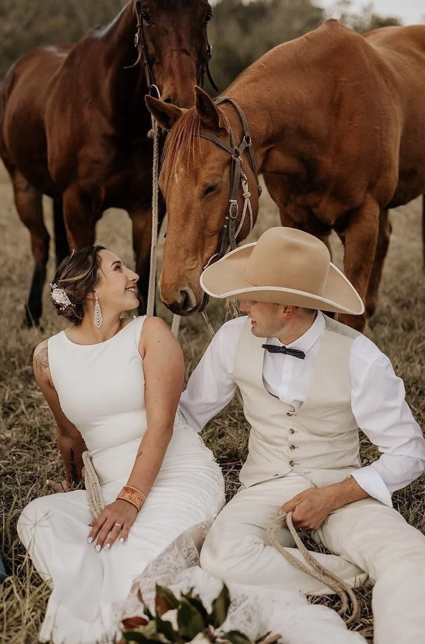 01_bride_groom_horses.jpeg