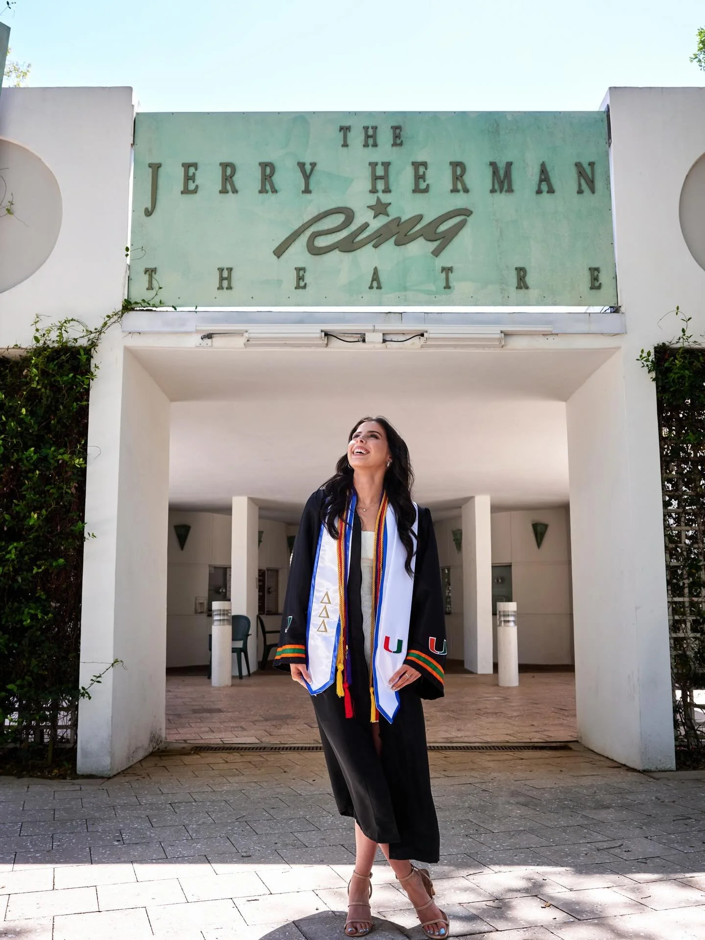 pics pt. 1! i don't even have anything clever to say. i'm so emo these days. hug your friends. say yes. go to the rat. 💚🧡 
-
📸: @lesliegilbertphototx