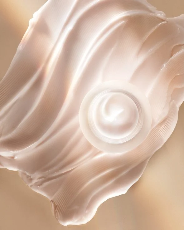 jessie-roeker-elizabeth-arden-advanced-ceramide-lift-and-firm-still-life-peach-ribbed-cream-swatch-apricot-silk-4x5.jpg
