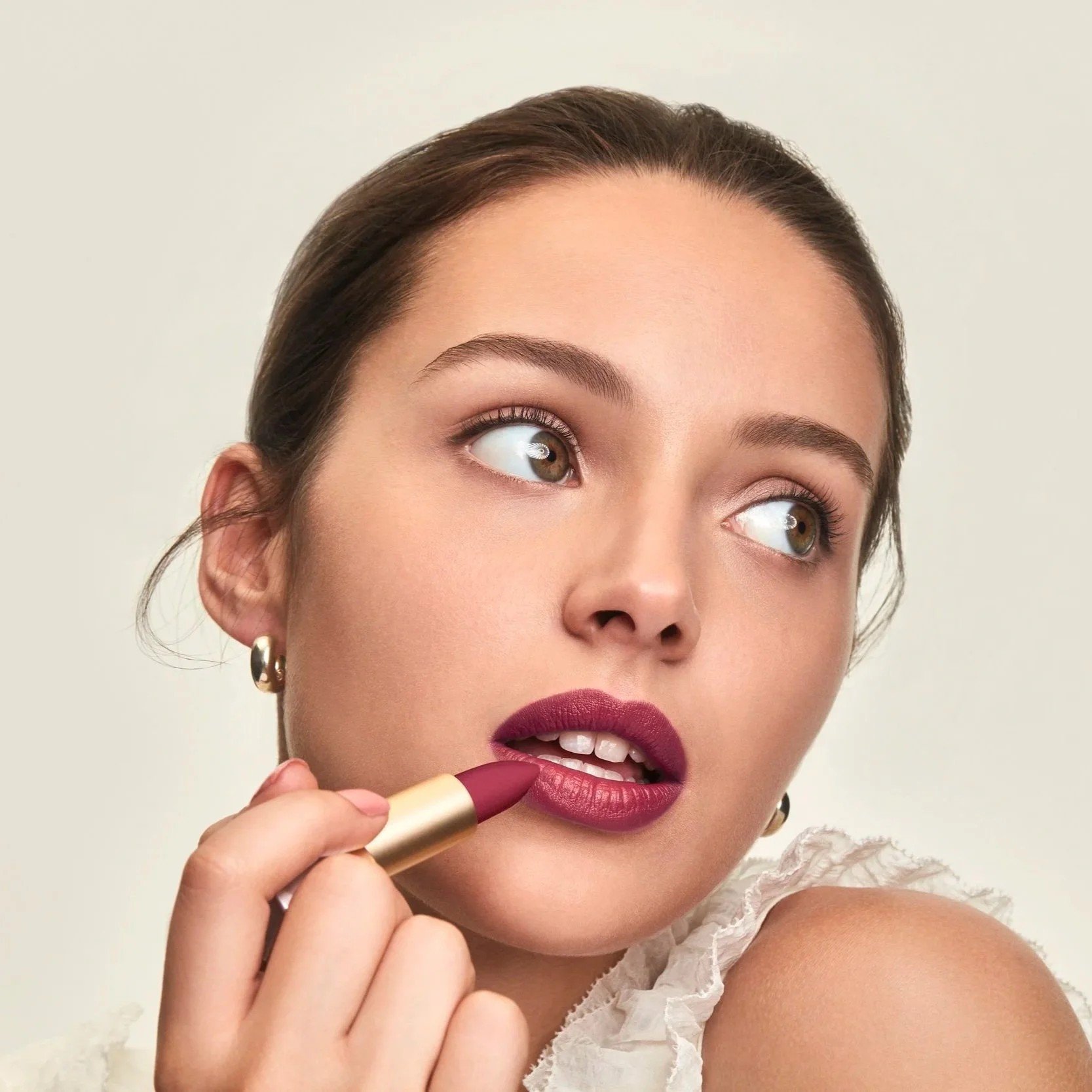 jessie-roeker-elizabeth-arden-ceramide-lipstick-applying-rose-lipstick-looking-aside.jpg