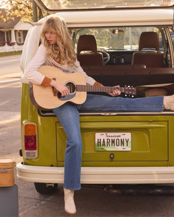 08-jessie-roeker-tru-western-rodeo-soul-harmony-guitar-on-the-van-tailgate-4x5.jpg