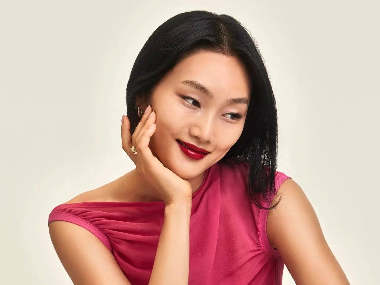 jessie-roeker-elizabeth-arden-ceramide-lipstick-key-visual-hand-on-cheek-red-lipstick.jpg