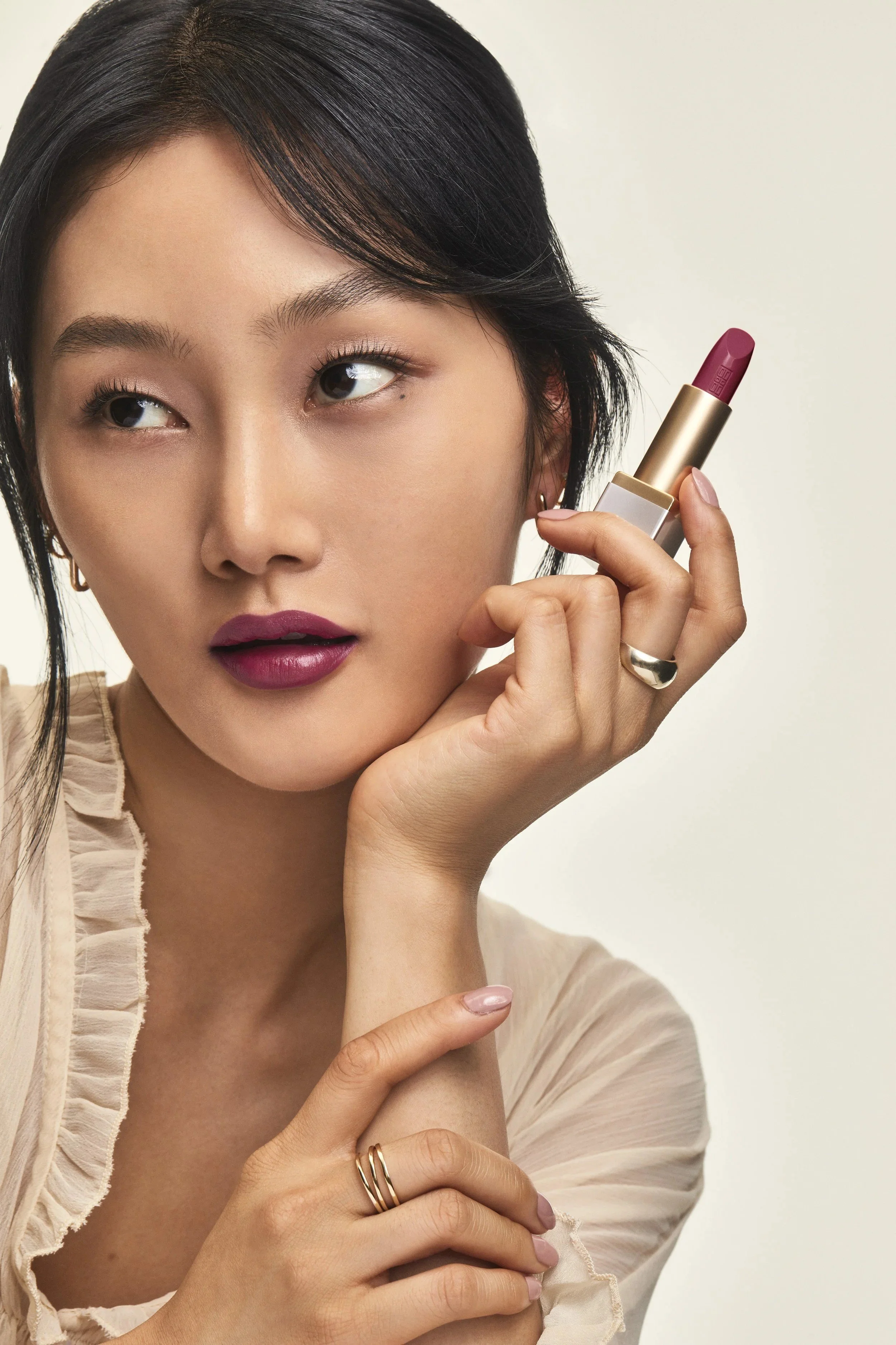 jessie-roeker-elizabeth-arden-ceramide-lipstick-key-visual-hand-to-cheek-holding-lipstick.jpg