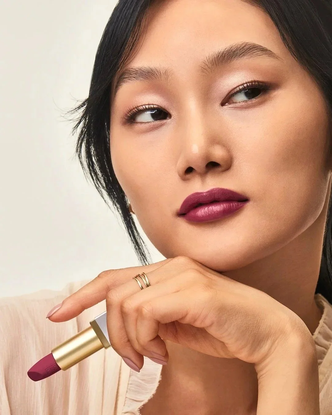jessie-roeker-elizabeth-arden-ceramide-lipstick-social-hand-on-chin-berry-lipstick.jpg