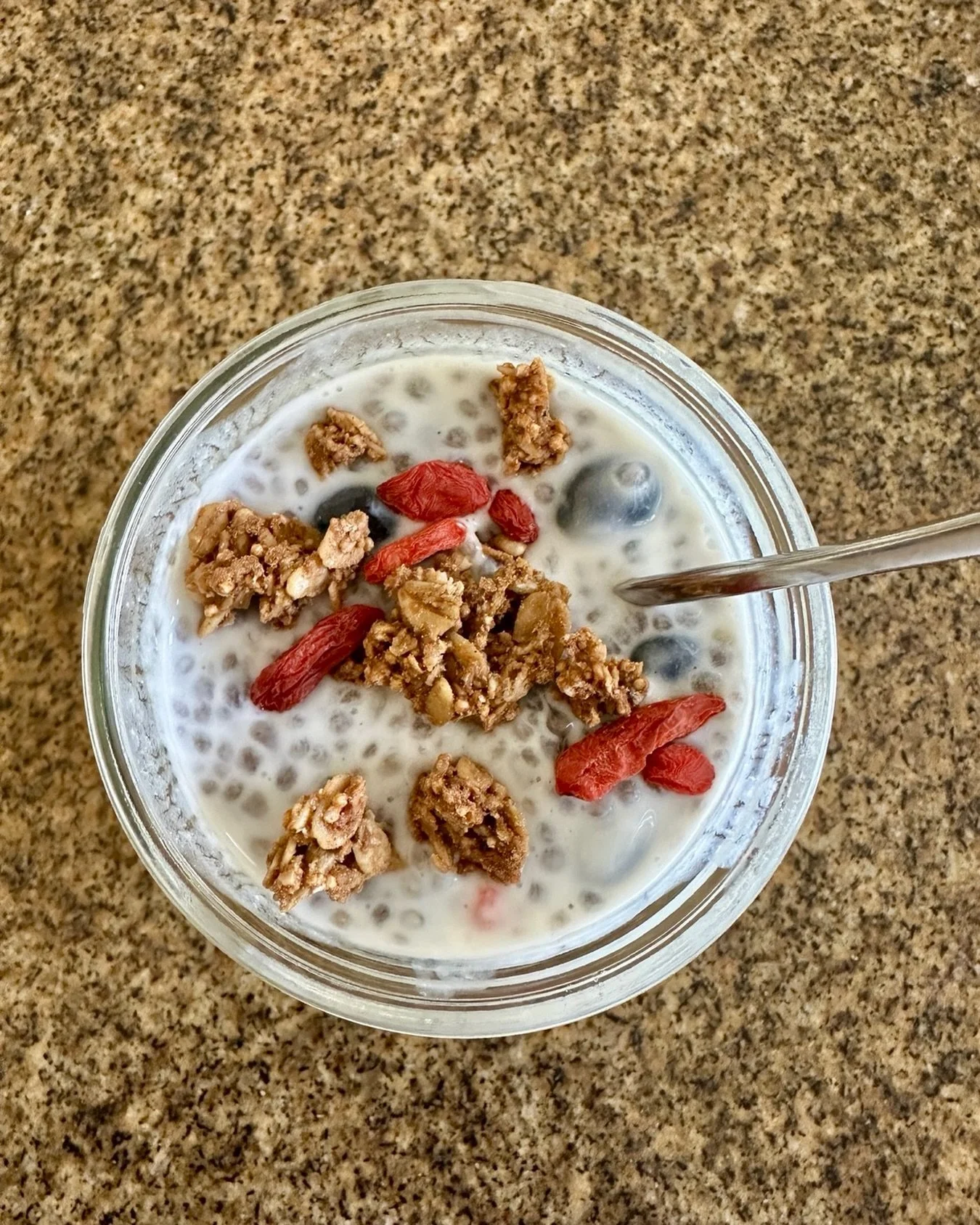 Chia pudding with a probiotic twist 🤎

Today&rsquo;s version is lighter and gut-friendly &mdash; I used a mix of kefir and soy milk for creaminess + plant protein.

Here&rsquo;s exactly what went into my jar:

&bull; 2 tbsp chia seeds
&bull; &frac12