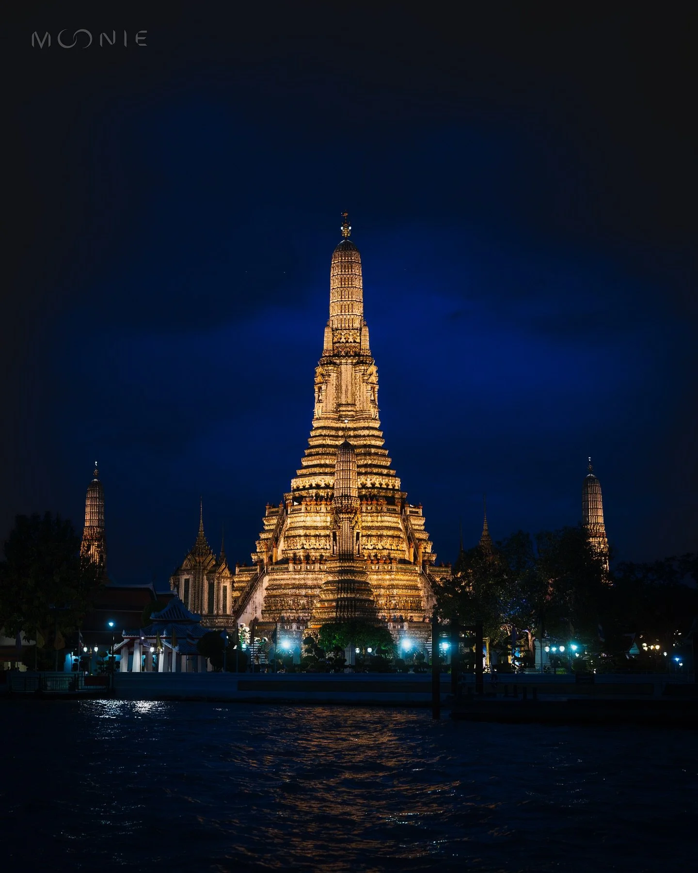 Majestic Wat Arun, stunning by night and day 🇹🇭 

#photography #thailand #bangkok #bangkokstreetphotography