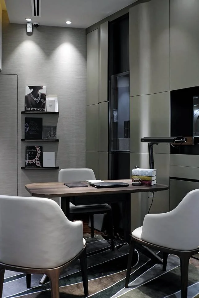 arrera, a bespoke jeweller in The Galleria Central Hong Kong by Wang Fang Construction, features a luxurious and chic seating area.