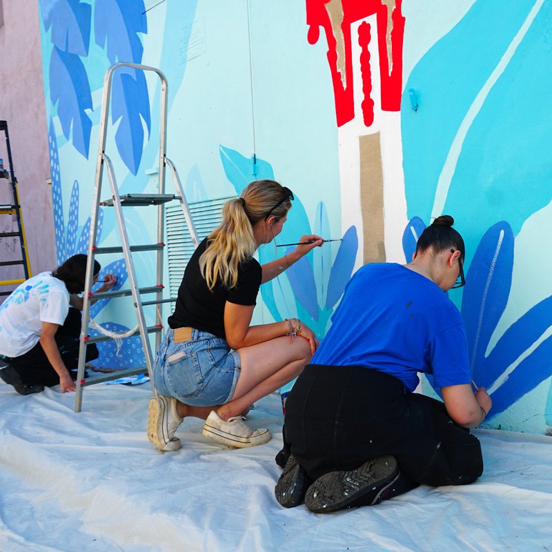 fresque-murale-exterieur-groupe-de-jeune-collaborative.jpg
