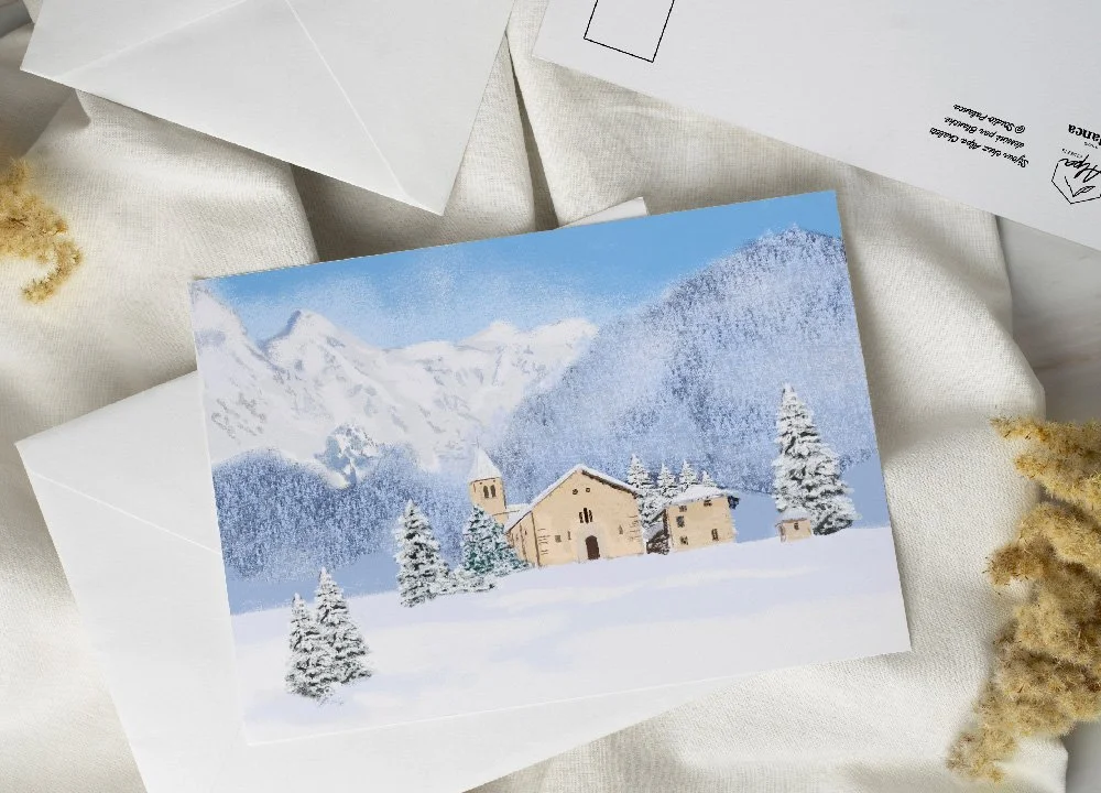 Carte postale représentant un paysage hivernal avec des montagnes enneigées, des arbres et quelques maisons dans la neige.