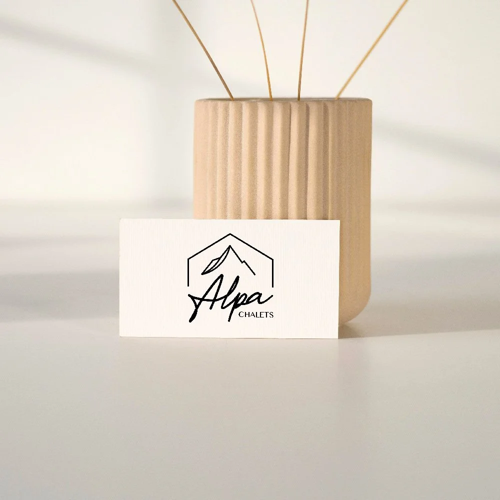 carte de visite affichant le logo d'Alpa Chalets.