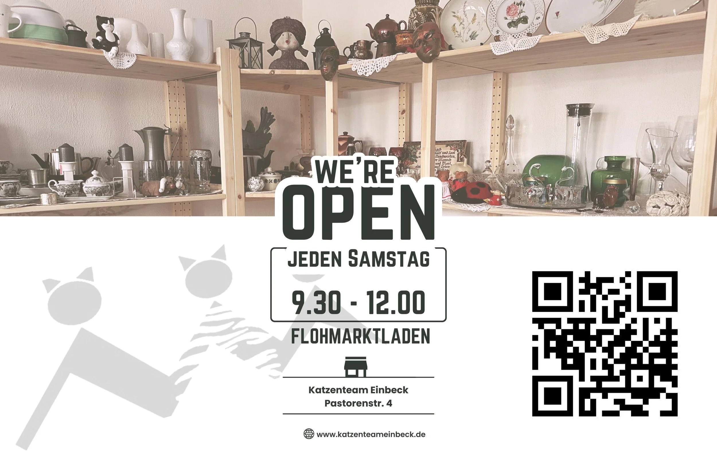 Ankündigungsschild für einen Flohmarkt mit Öffnungszeiten jeden Samstag von 9.30 bis 12.00 Uhr, QR-Code, Adresse Katzenteam Einbeck, Pastorentstr. 4, dekoriert mit alten Geschirr und Sammelobjekten auf Holzwänden.
