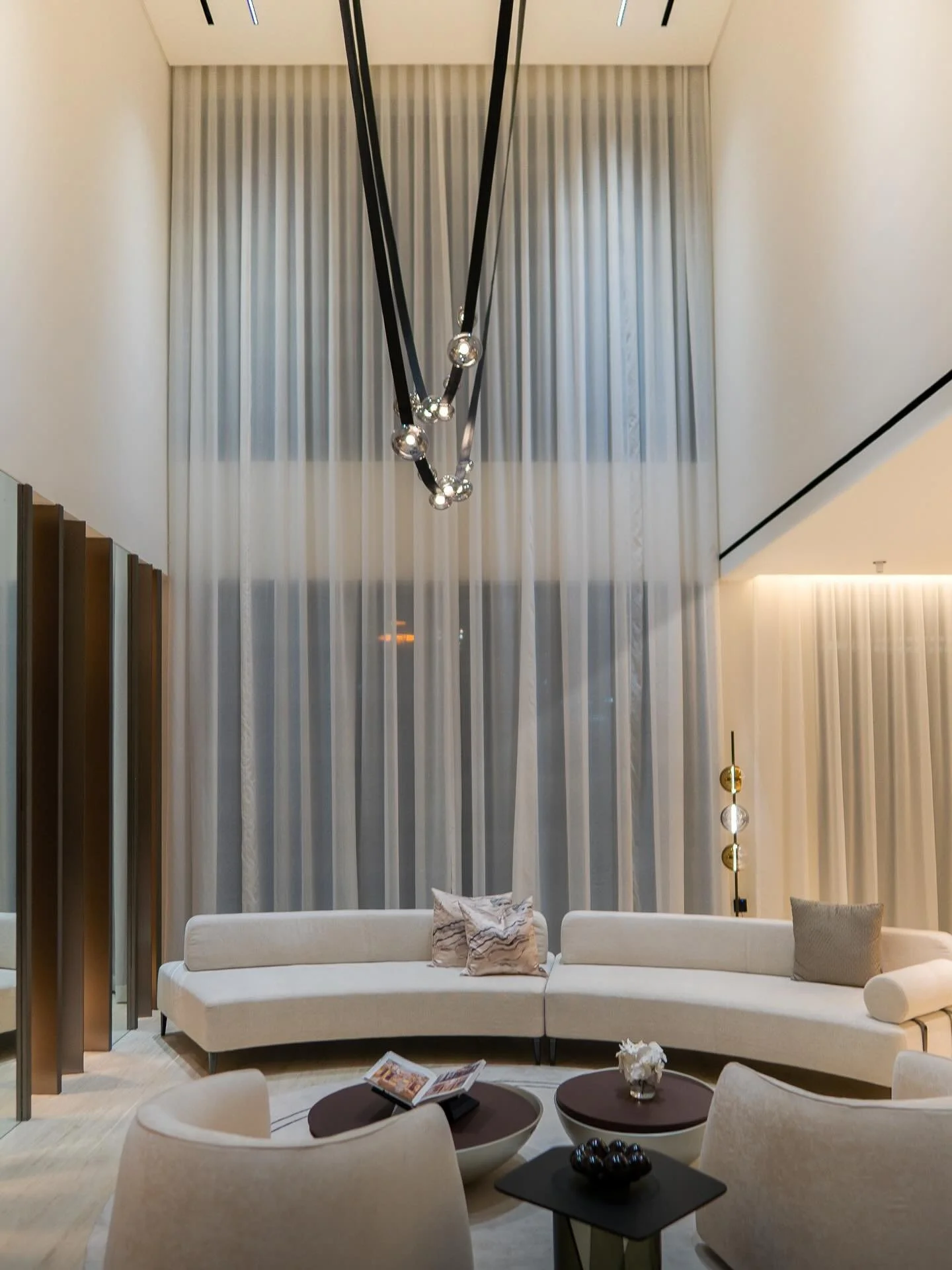 Jumeirah Islands: After hours

When the sun sets, the focus shifts to texture, warmth, and curated illumination.

Project with @waheh.ae