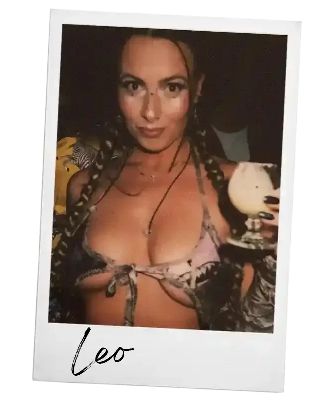 Foto van een vrouw met bruingekleurde haar in vlechten, die een cocktail vasthoudt. Bovenaan de foto is een witte rand en onderaan de naam "Leo" geschreven.