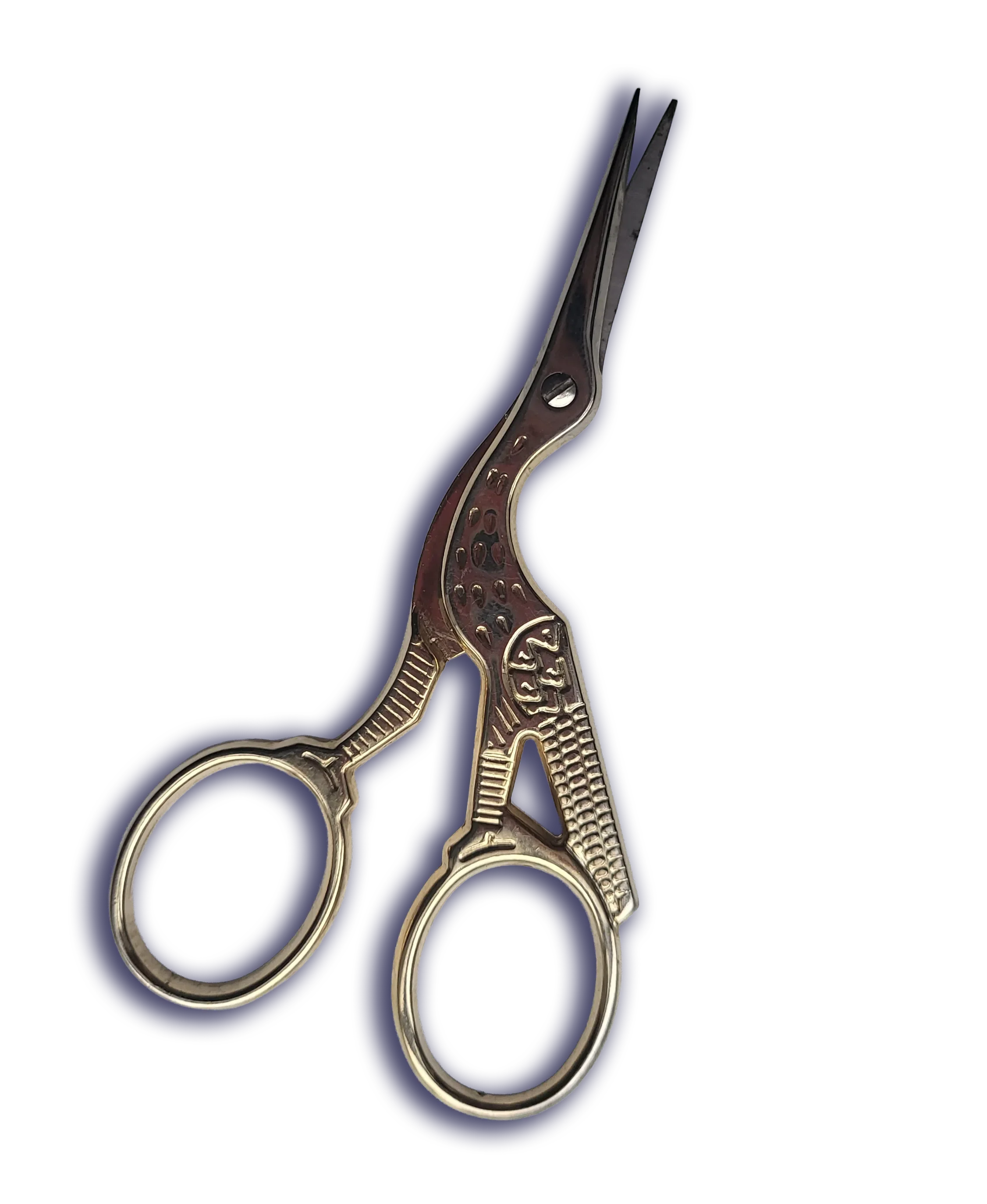 Een chirurgisch pincet en een scalpel op een donkere achtergrond.