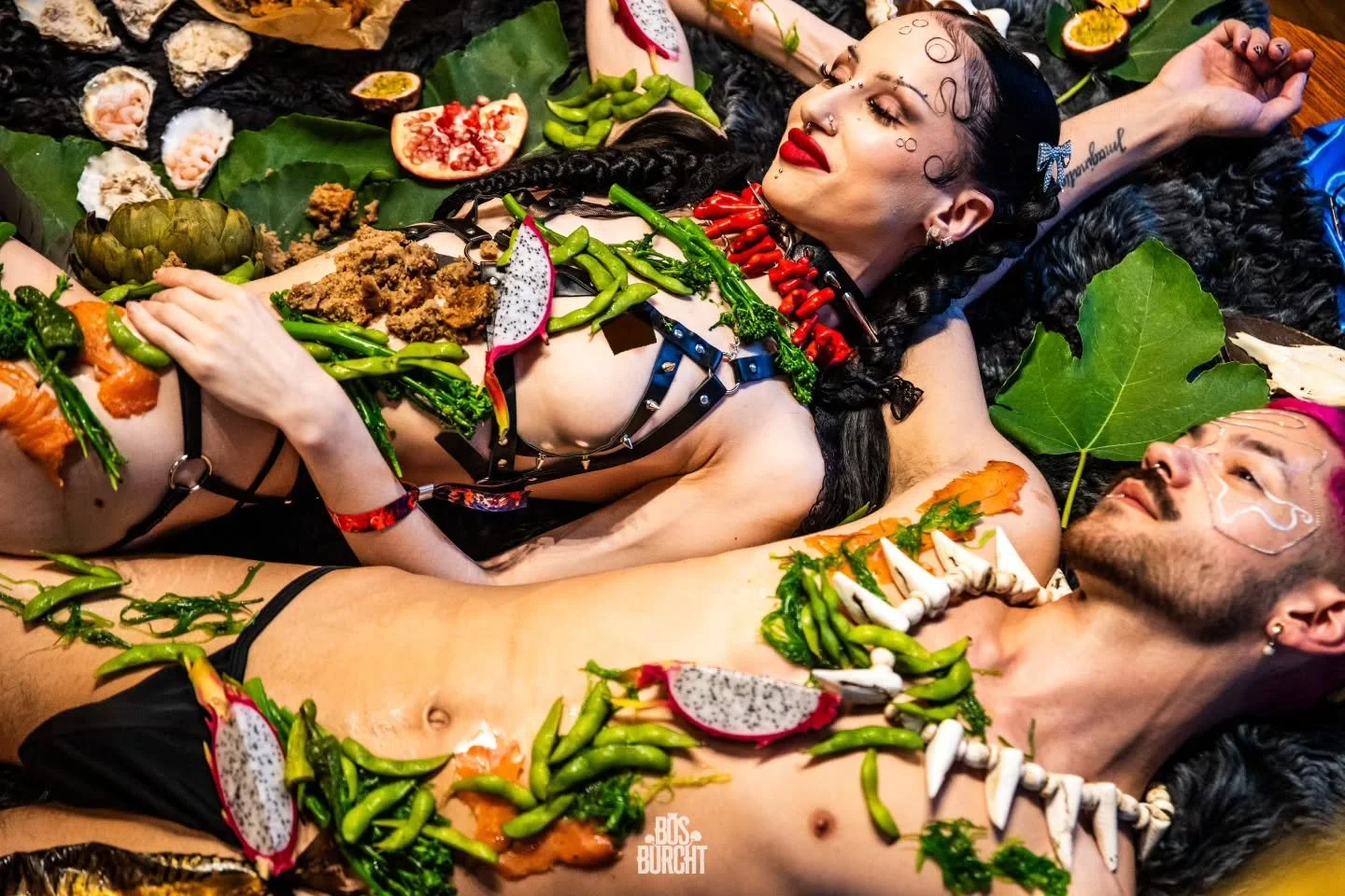 Ending the year with a tasty memory 🍽 
A living buffet of afrodicia displayed on the juicy bodies of @maryhoochie and @zowie_555 
Concept and styling @ingekea_ 
Photography by @jitskenap for @bosburcht_festival
Costume and make up @maryhoochie 
Food