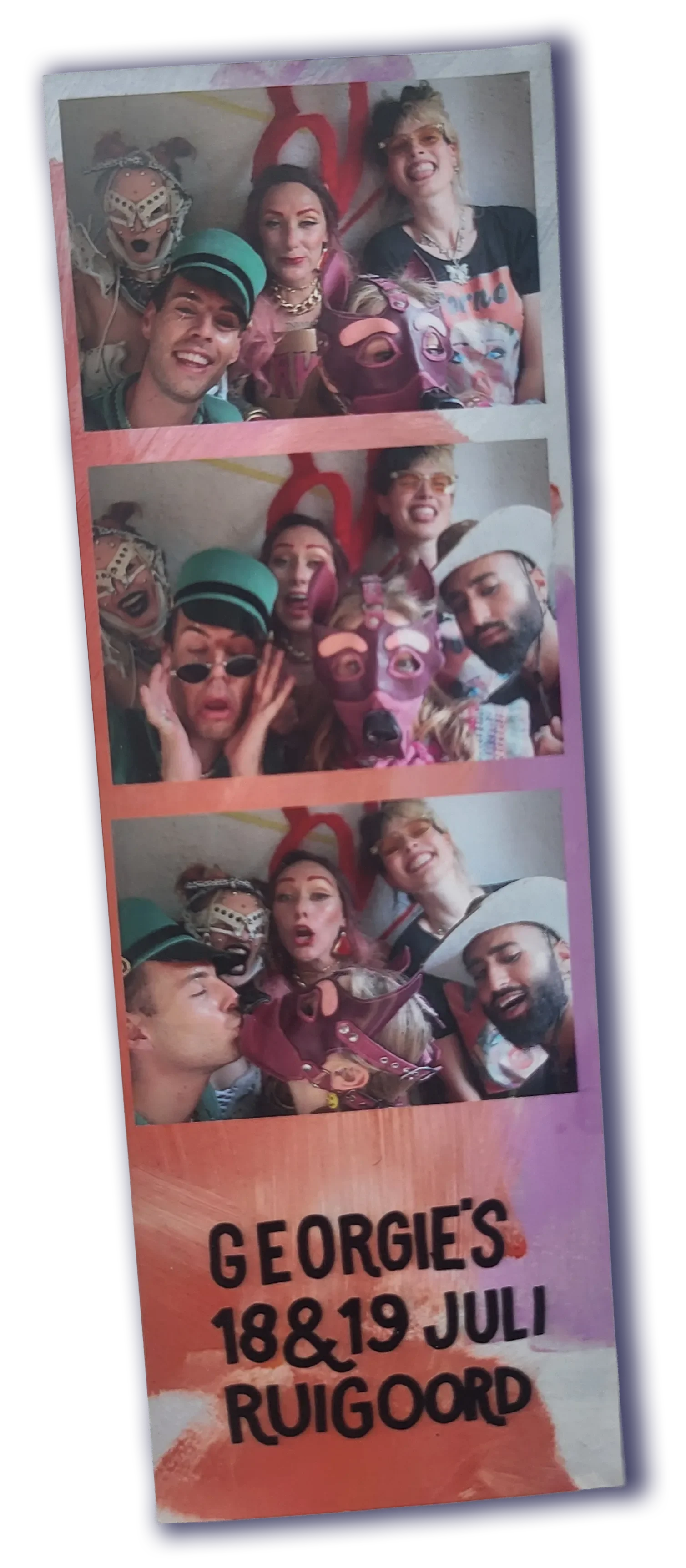 Fotolayou met vier mensen die gekke gezichten maken en verkleed zijn, met feestdecoratie op de achtergrond. Een tekst onderaan: "GEORGIES 18&19 JULI RUI GOORD".