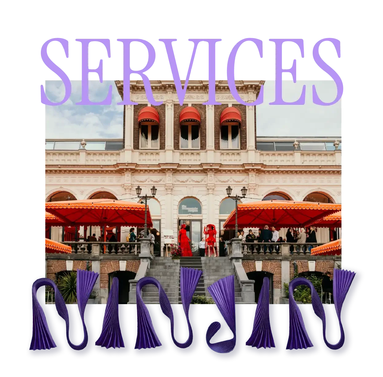 Een gebouw met een terras eromheen en mensen die genieten, met grote teksten 'SERVICE' en 'CASUAL' eroverheen in verschillende kleuren.