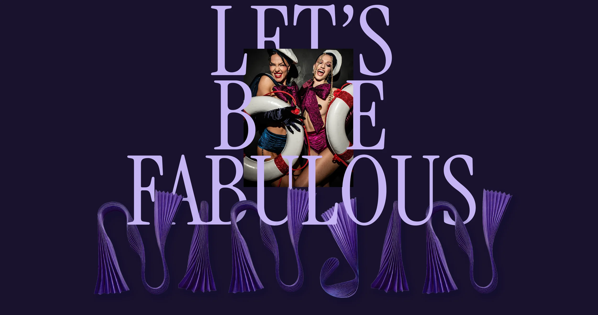 Een kleurrijke poster met de tekst 'Let's Be Fabulous', met een centrale foto van twee lachende vrouwen in feestkleding en accessoires, omgeven door decoratieve elementen.