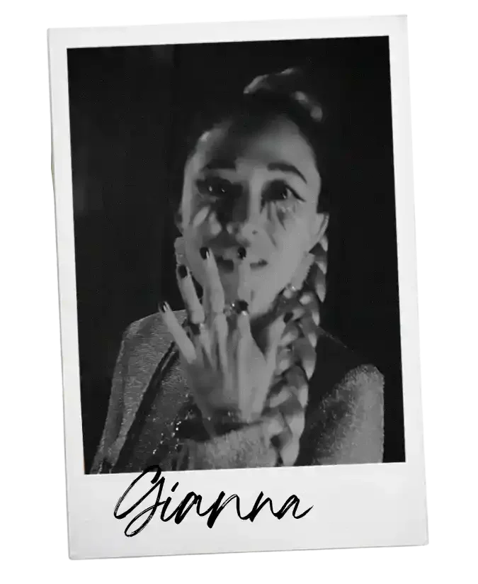 Zwart-wit foto van een glimlachende vrouw met een hand voor haar mond, met de naam 'Gianna' onderaan.