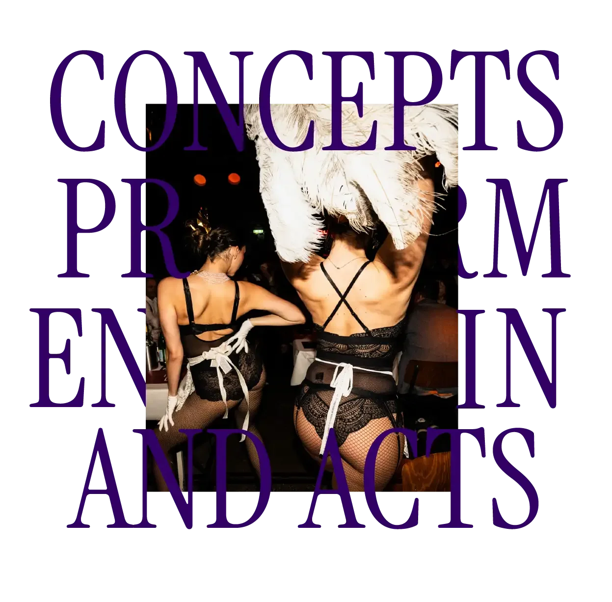 Mensen in lingerie met een groot hoofdmasker van een wolf in een donkere, feestelijke omgeving.