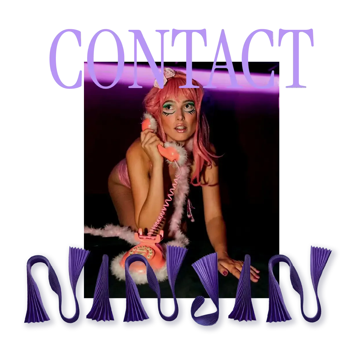 een vrouw in punkstijl met roze haar, opvallende make-up en een roze hoed, zit op de grond en belt met een roze vintage telefoon, met grote tekst 'CONTACT' boven en 'SUBJECT' onder in een decoratieve stijl